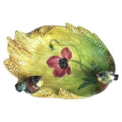 Bandeja francesa de mayólica con motivos de pájaros, amapolas y trigo, de Jérôme Massier Fils, hacia 1900