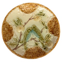 Assiette à perruches en majolique française Salins, vers 1890