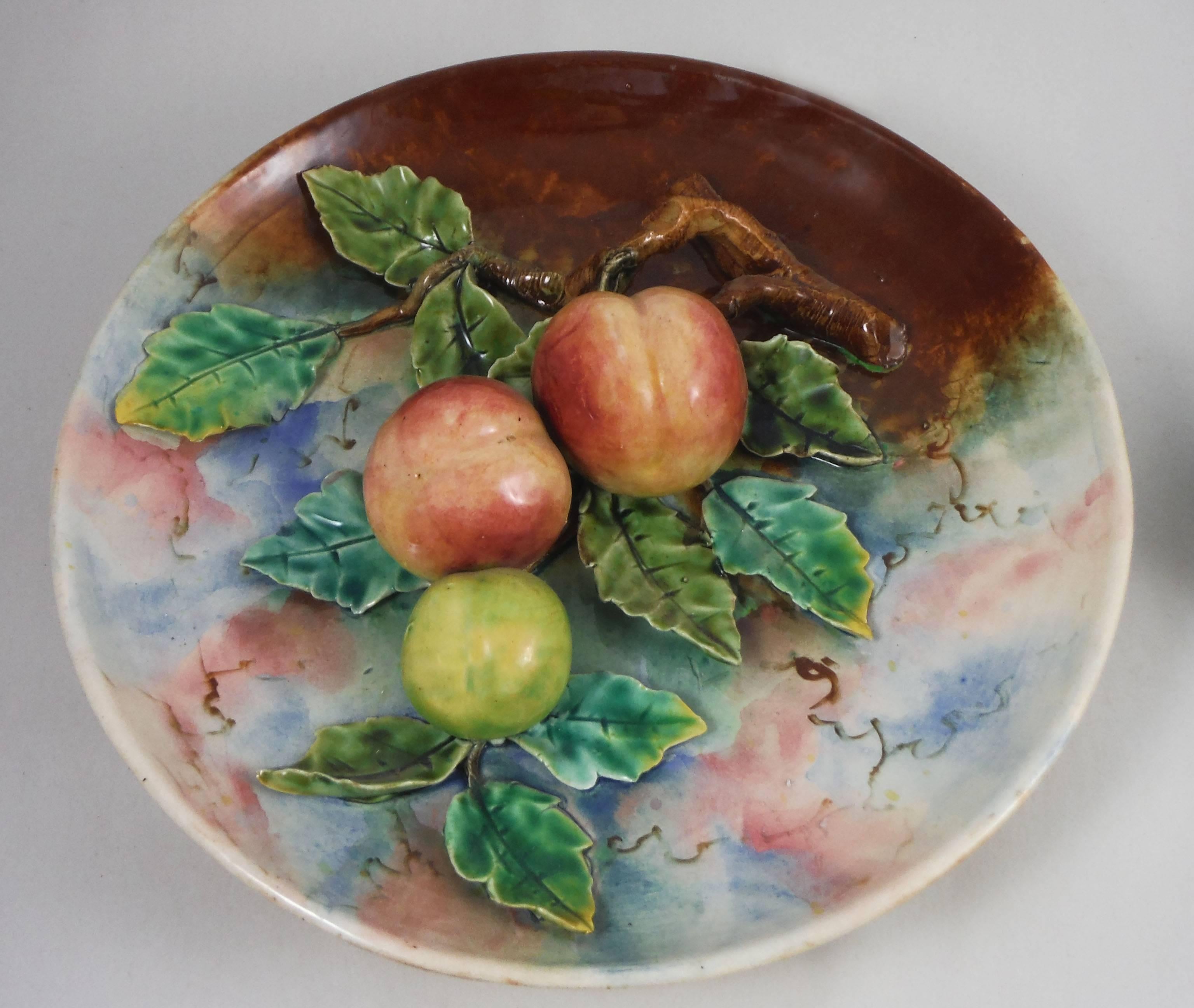 19th French Majolica apricots platter in high relief, Fives Lille unsigned.
At the end of 19th, Longchamp and Fives Lille produced fruits platters of all kind more rarely vegetables in a range of four sizes.