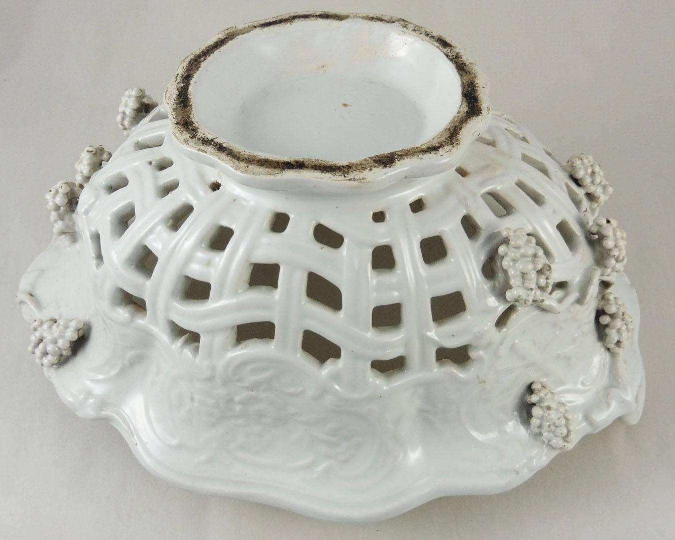 French White Reticulated Grapes Basket, circa 1900 In Good Condition For Sale In Austin, TX