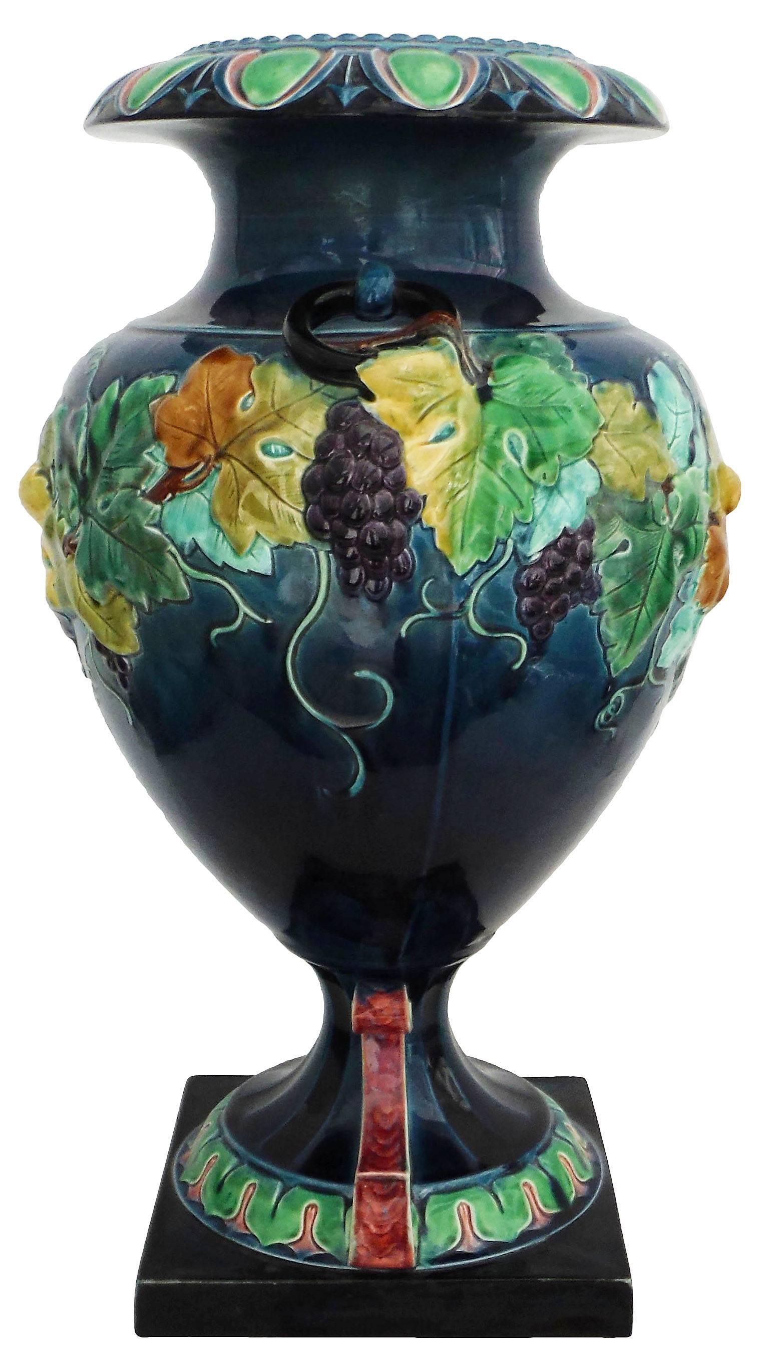 Néo-Renaissance Vase monumental en majolique bleu raisin de style Renaissance du 19ème siècle français en vente