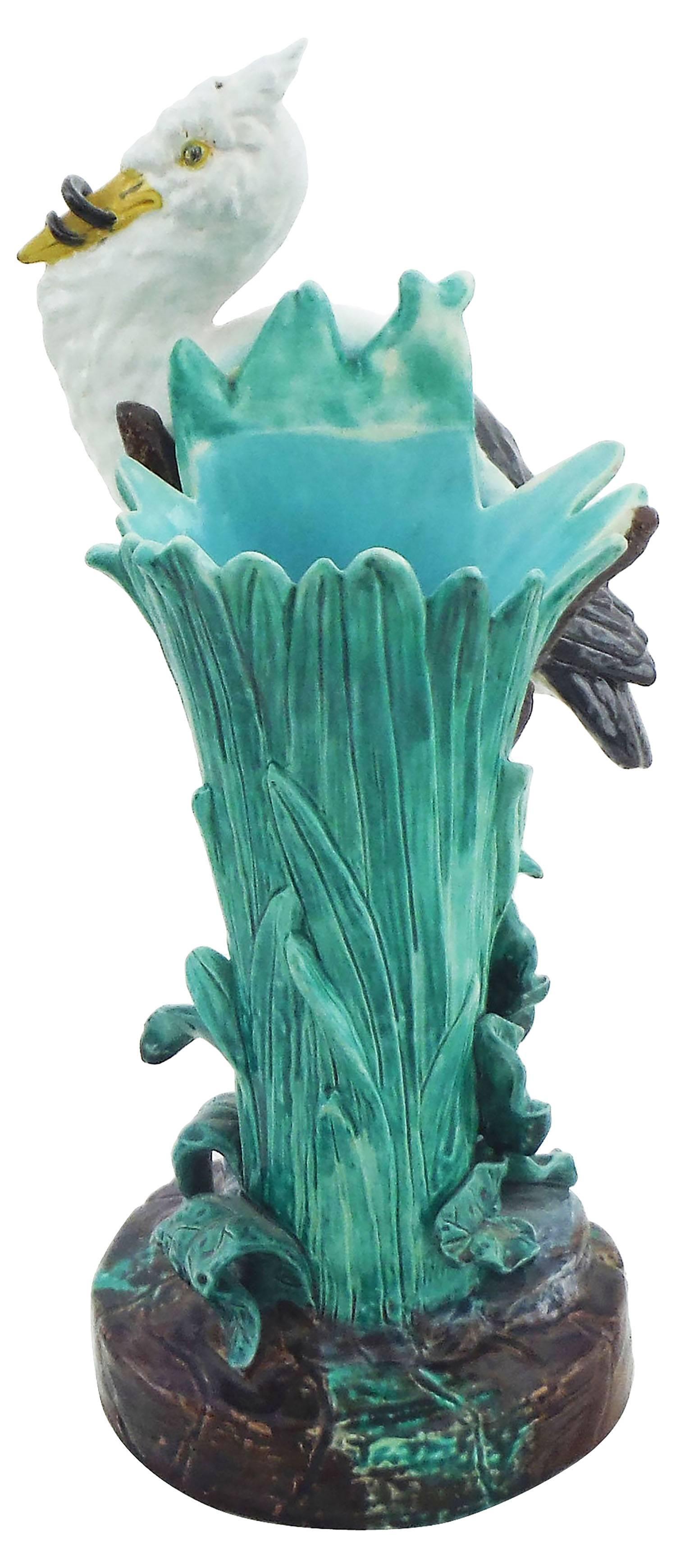 Questo vaso vittoriano in maiolica è firmato Joseph Holdcroft, ispirato a Minton Joseph Holdcroft ne propone una versione diversa, più rustica.
È di dimensioni più piccole, la cicogna è appoggiata su un vaso di cattails.
Riferimento / pagina 103