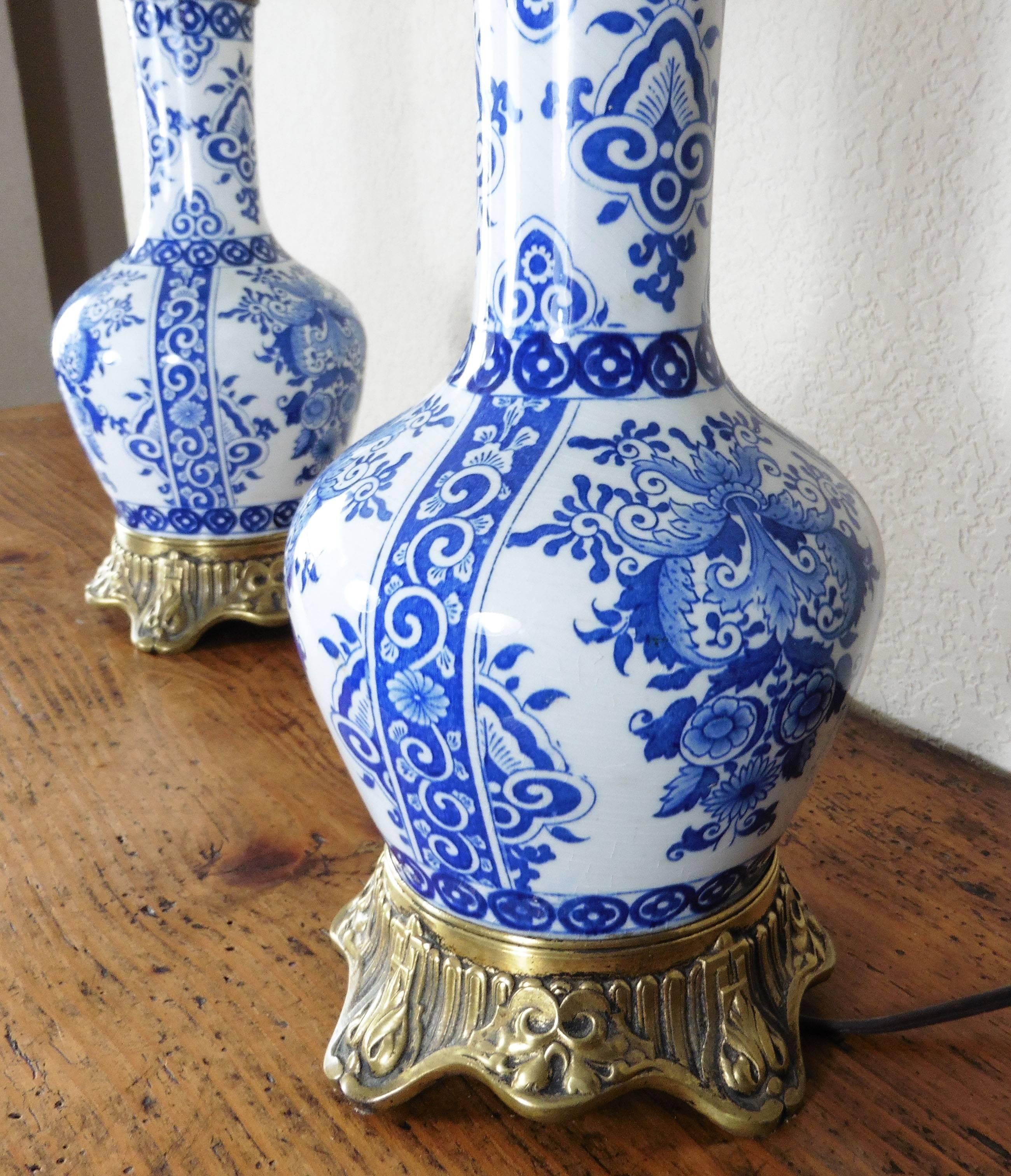 A stunning of pair of blue and white bronze-mounted lamps, wired for US, circa 1880.
Total height with the shades / 22