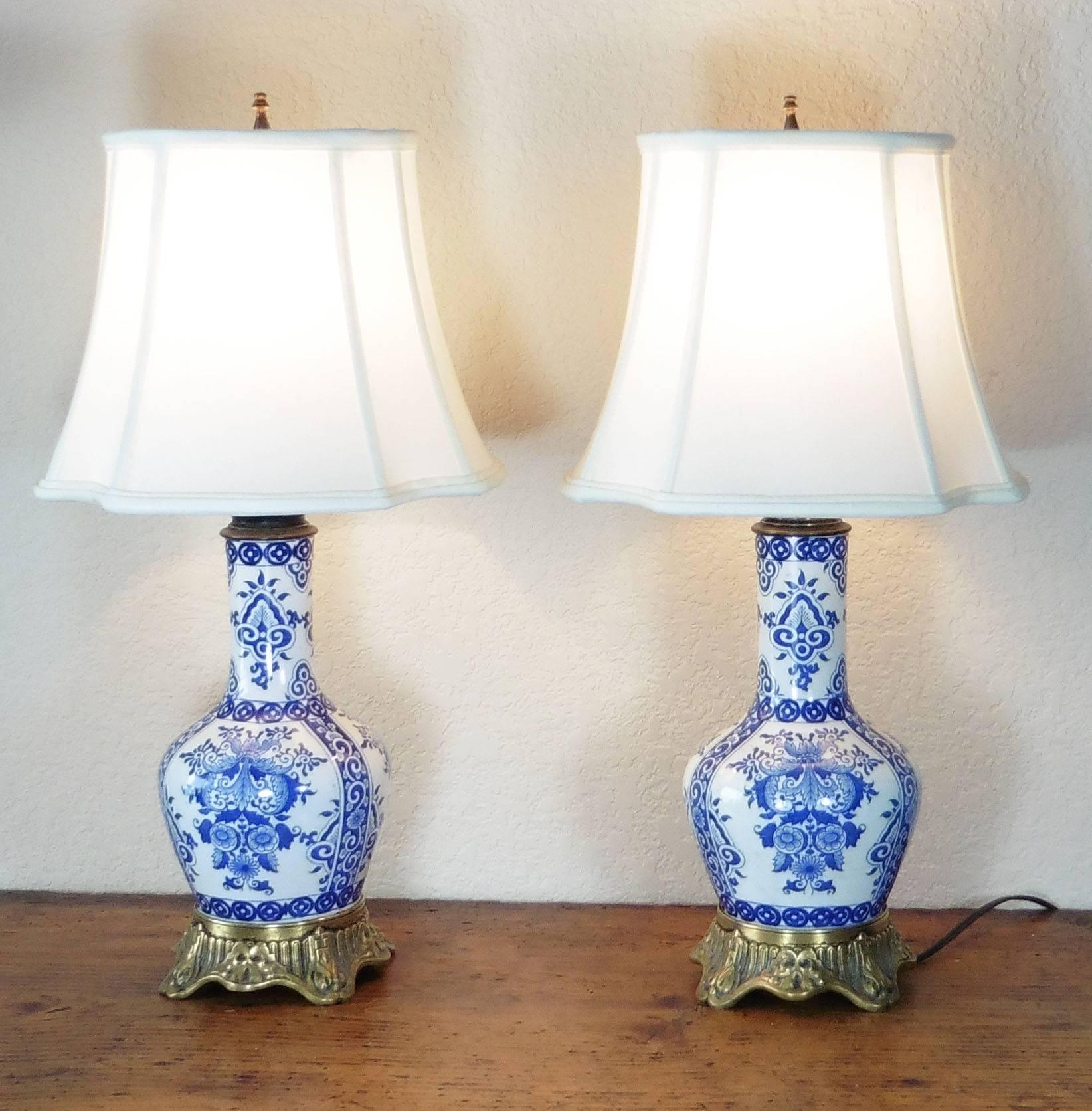 Français Paire de lampes en faïence bleue et blanche du 19ème siècle montées sur bronze Gien en vente