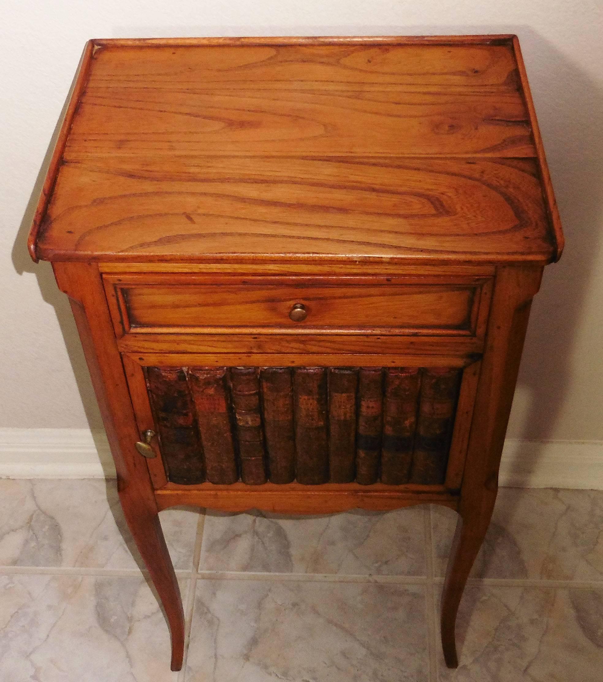 Élégante table de nuit française en hêtre de style Louis XV, vers 1900. La porte est un faux livre en trompe l'oeil, un tiroir.