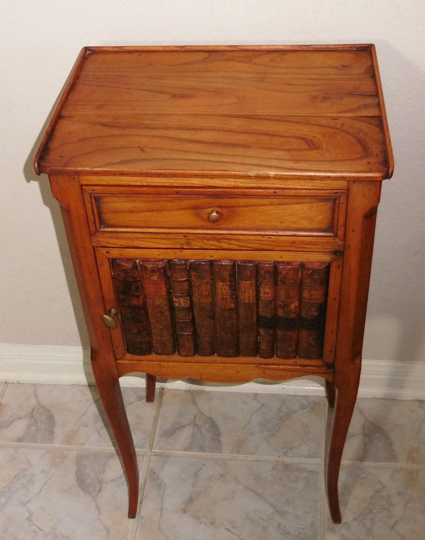 Louis XV Table de nuit française d'antiquités en faux livres en vente
