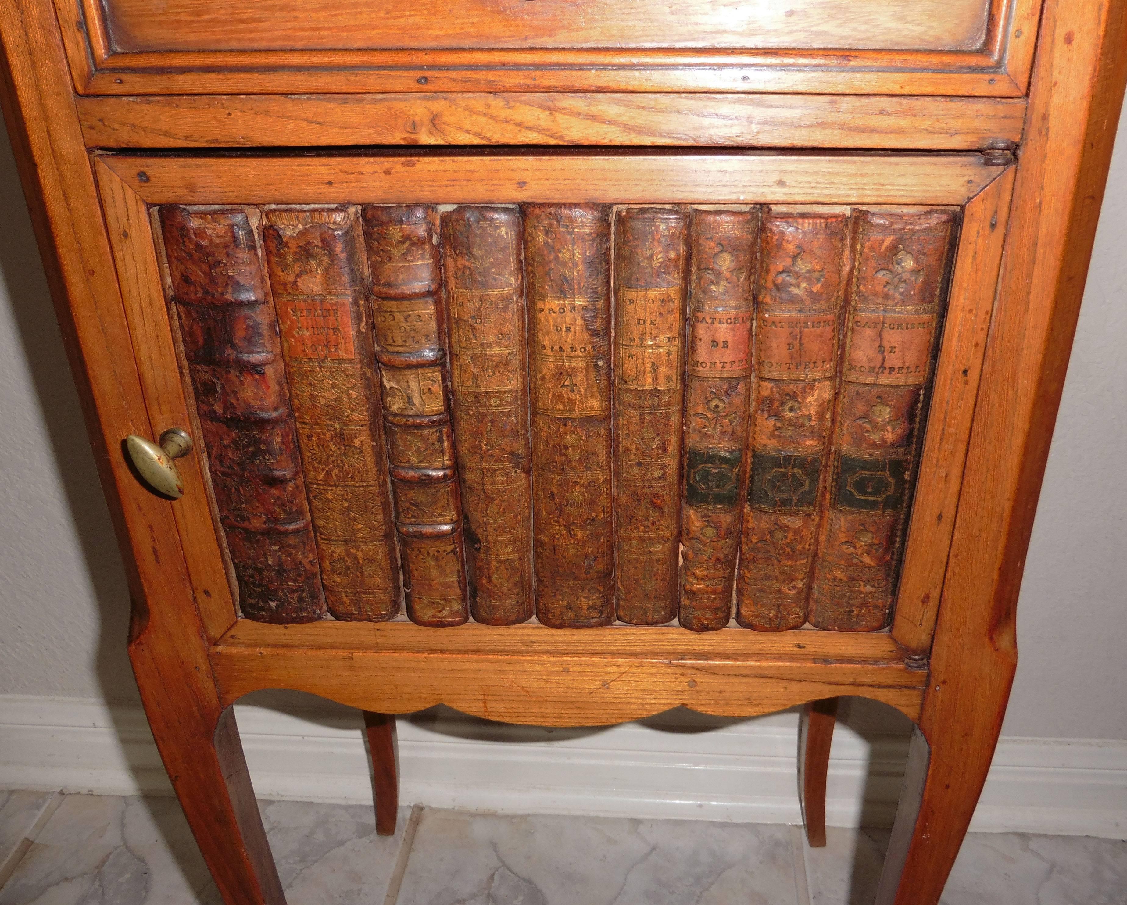 Table de nuit française d'antiquités en faux livres Bon état - En vente à Austin, TX