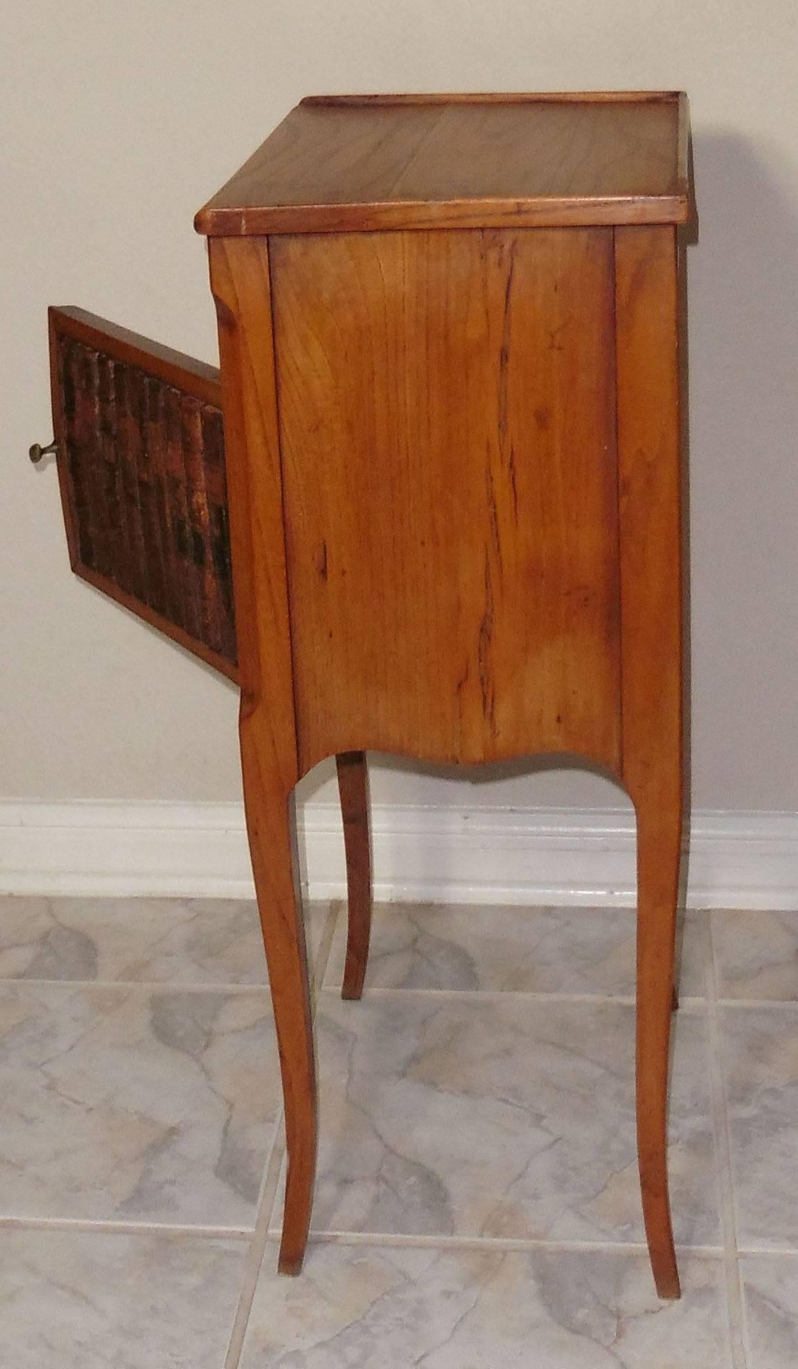 Antique French Nightstand Faux Books In Good Condition For Sale In Austin, TX