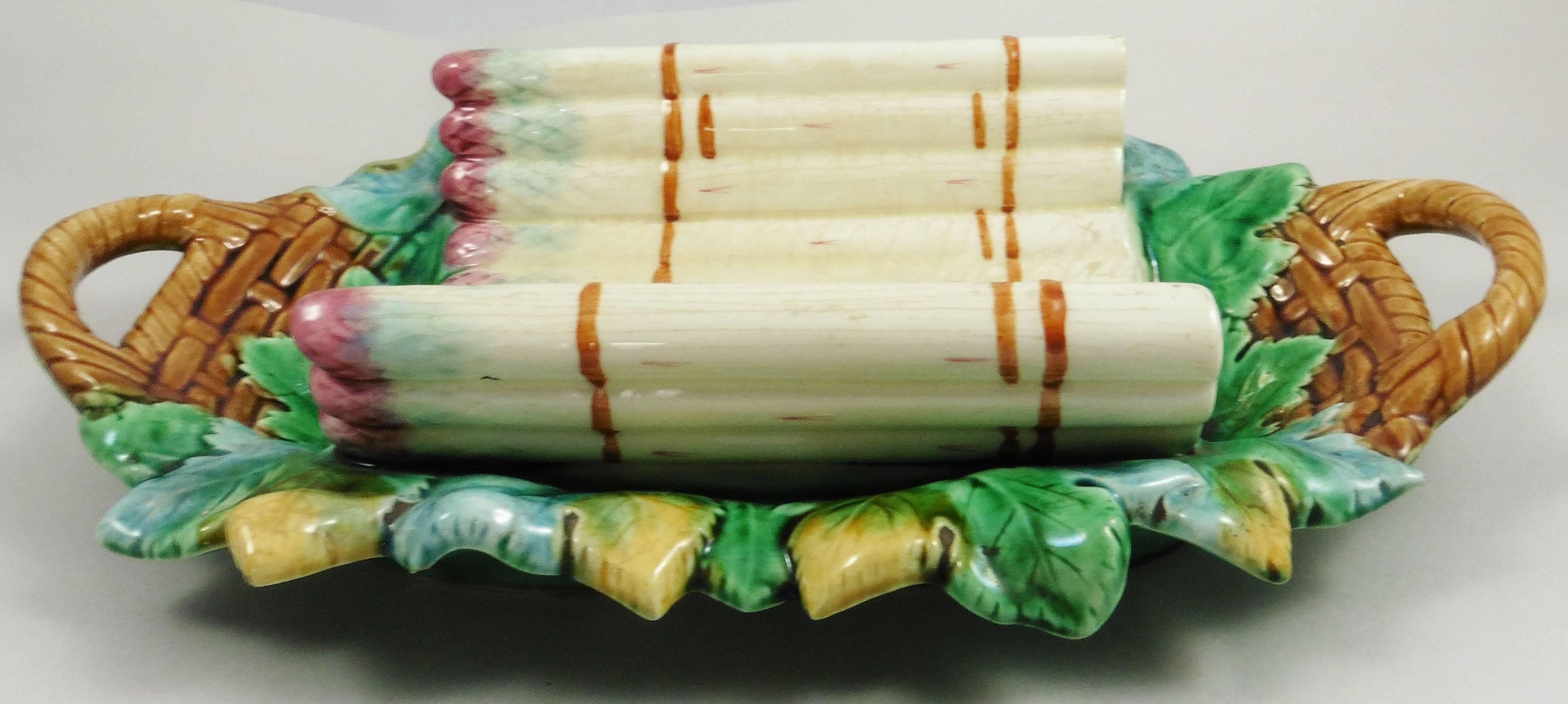 A very colorful 19th century Majolica handled asparagus platter realized by the Manufacture of Gien, A basket trompe l'oeil with green leaves.
Every important French manufactures produced at the end of the 19th century asparagus and artichoke sets.