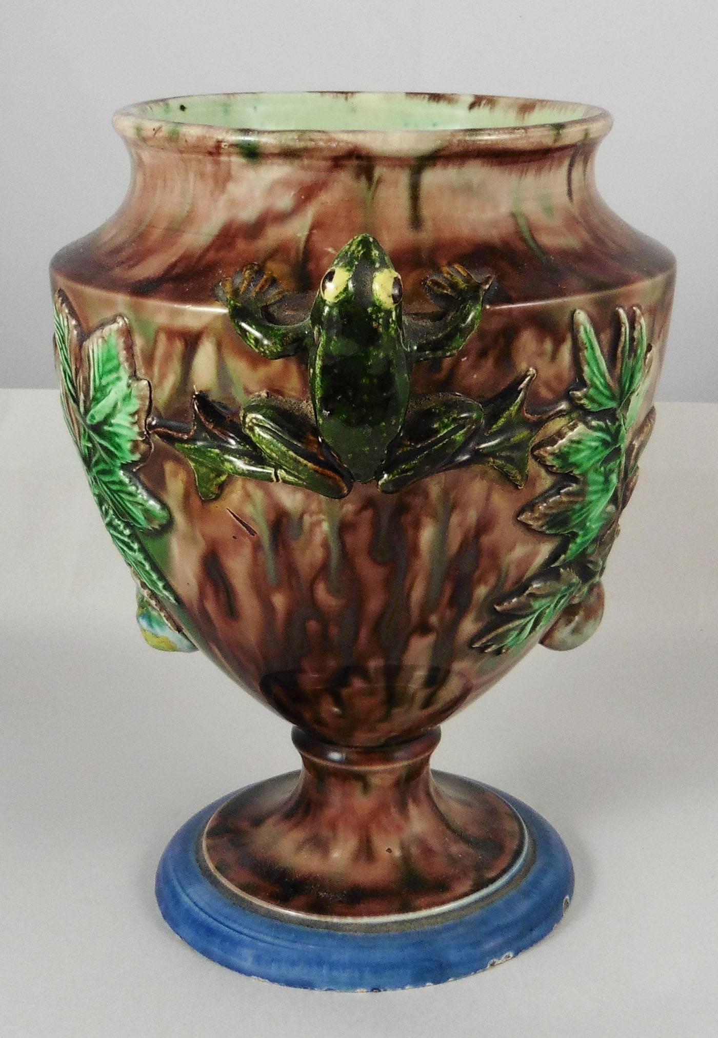Un vase Palissy du 19ème siècle avec deux grenouilles pour les poignées, elles sont décorées de feuilles et d'escargots signés Thomas Sergent. Thomas Victor Sergent était un membre actif de l'Ecole de Paris avec d'autres céramistes. Il a fabriqué