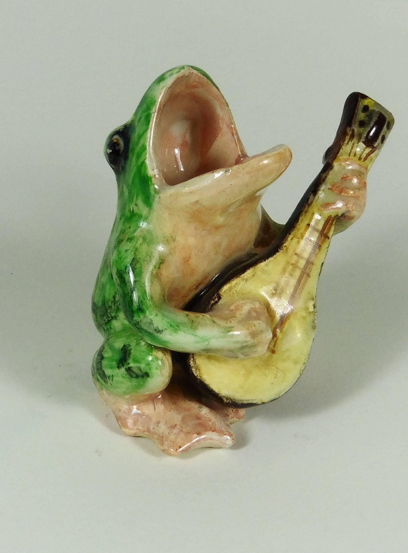 Art Nouveau Majolique verte grenouille qui joue de la mandoline non signée Jérôme Massier Fils, vers 1900.
Les Massier sont connus pour la qualité de leurs émaux et peintures uniques. La famille Massier a produit différentes pièces avec des oiseaux