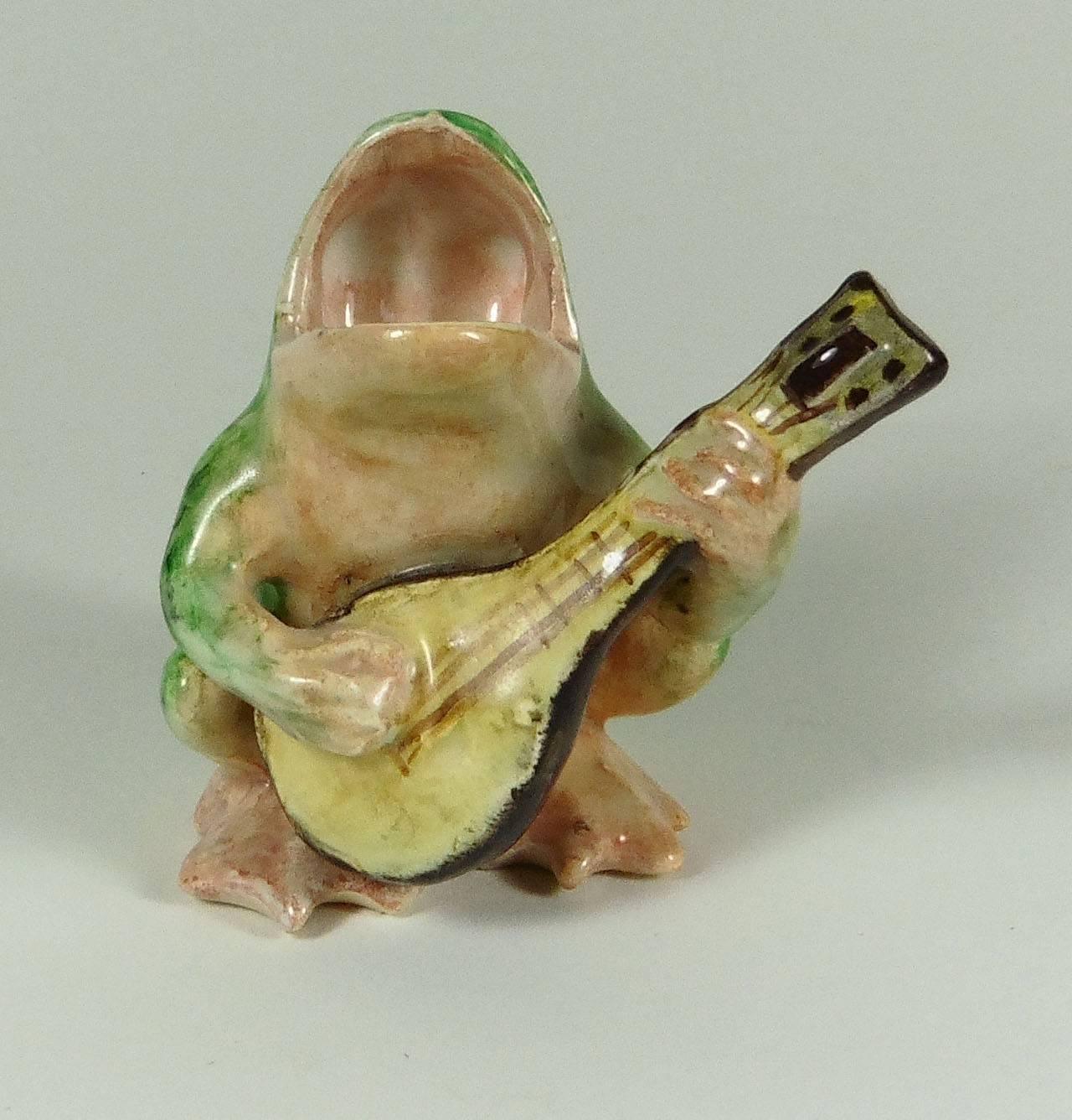 Français Frog en majolique avec Mandolin Massier, datant d'environ 1900 en vente