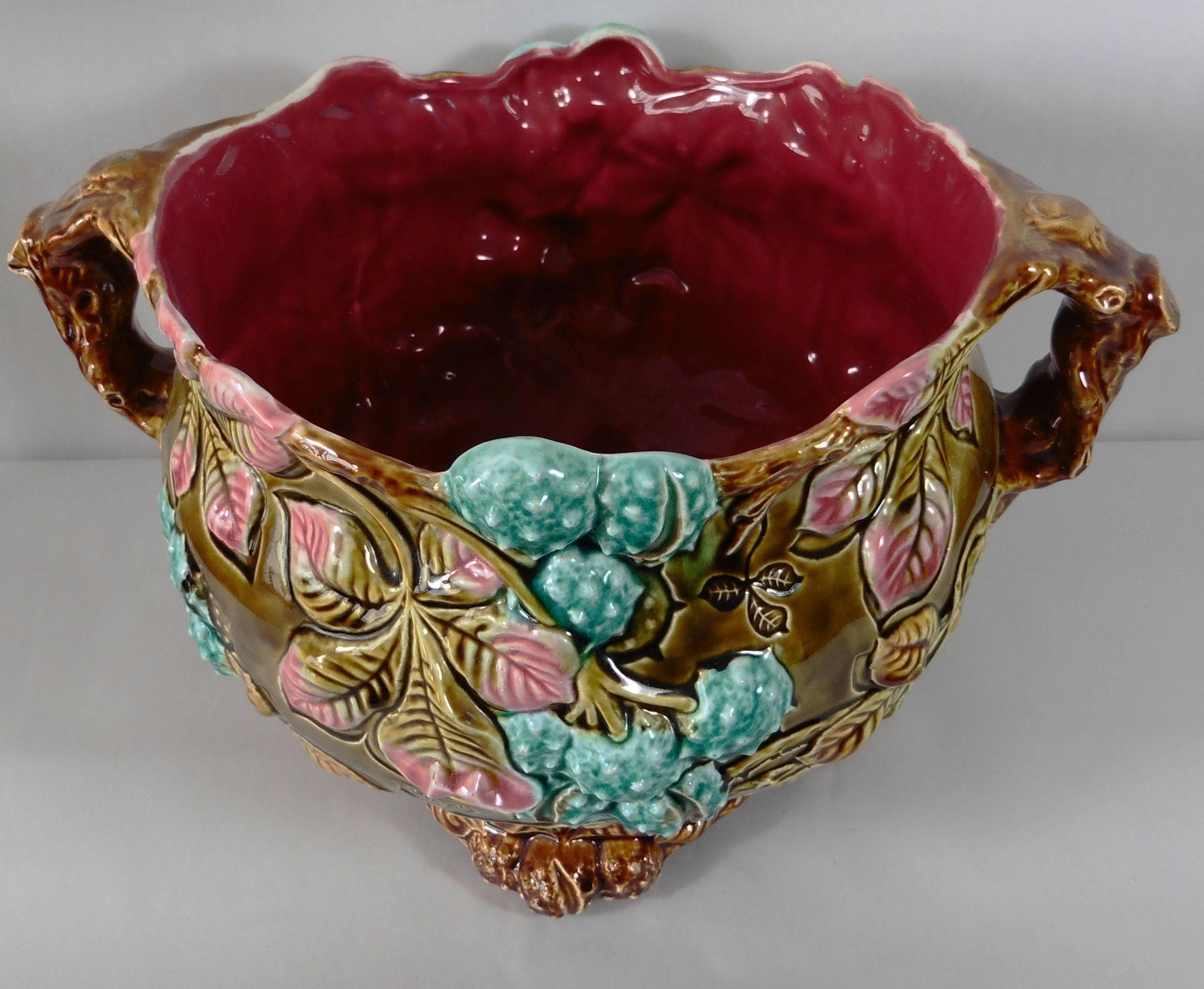 19th century Majolica chesnut handled jardinière signed Onnaing.
This jardinière is inspired by the Art Nouveau and the Naturalism movement of the end of 19th century.