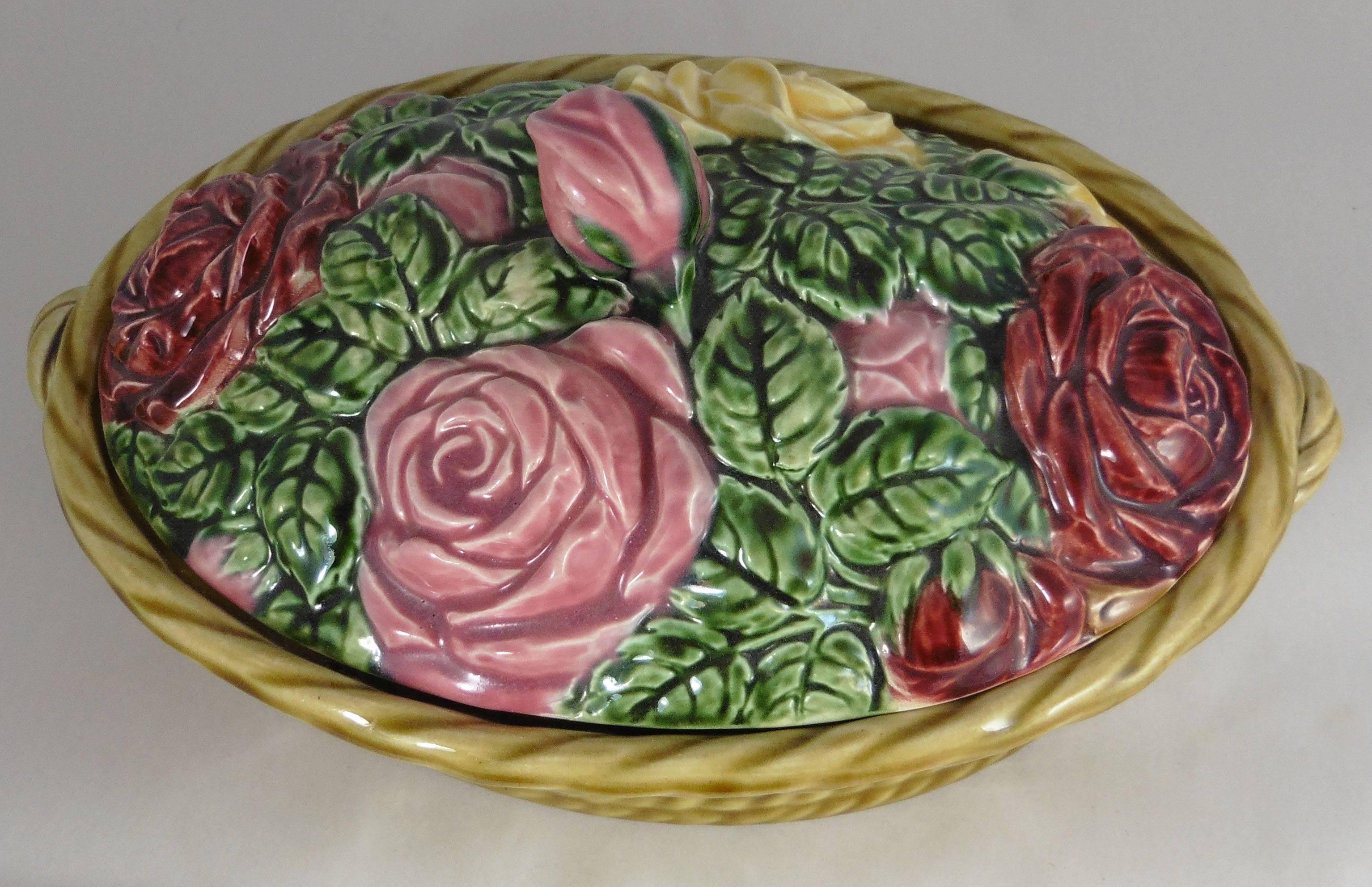 Charming French Majolica roses basket signed Sarreguemines, circa 1910.
The manufacture of Sarreguemines produced severals examples of baskets with fruits, more rarely with animals and flowers.