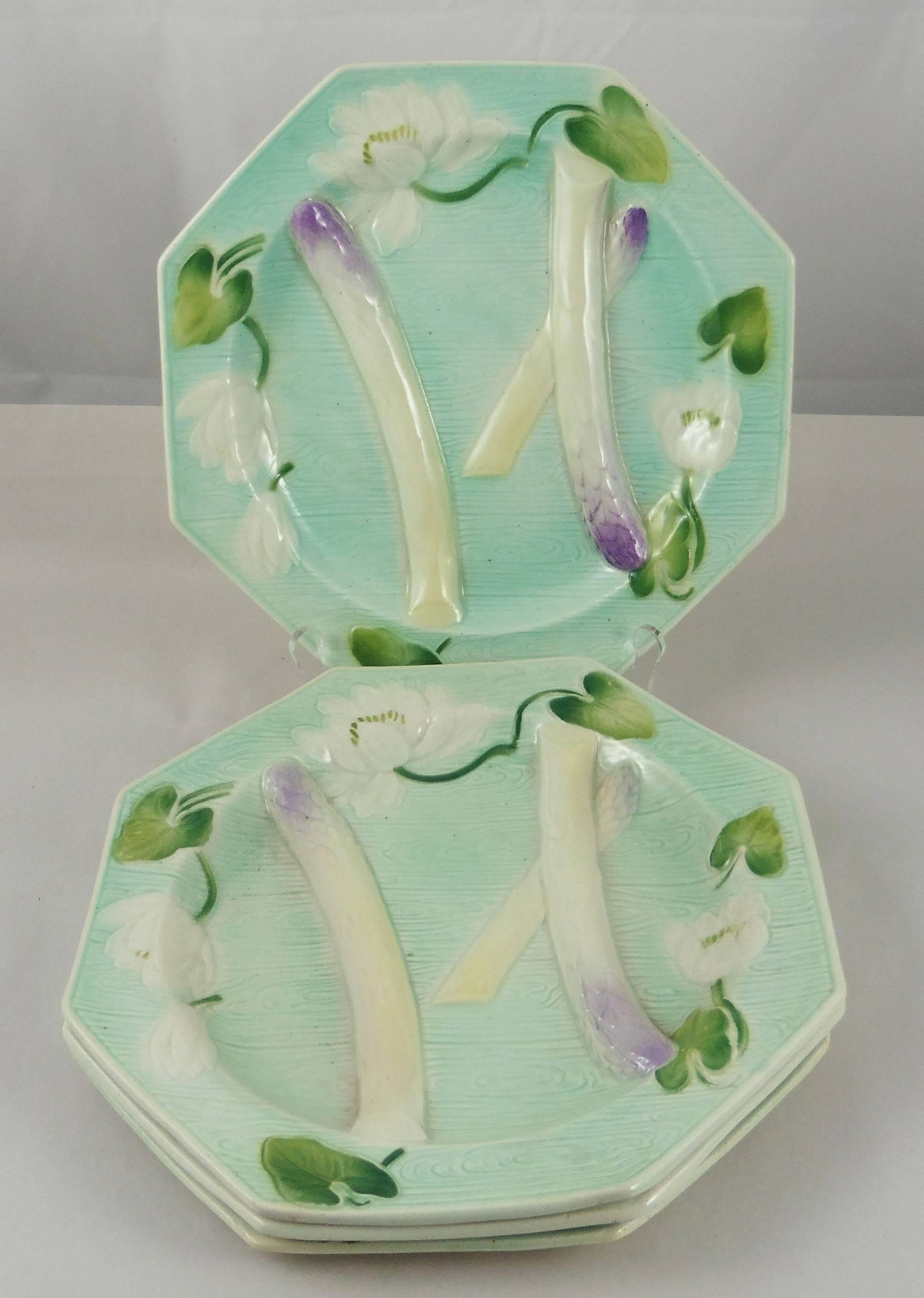 Majolica Art Nouveau asparagus plate signed Keller et Guerin Saint Clement, unusual shape.
Every important French manufactures produced at the end of the 19th century asparagus and artichoke sets.
Reference / Page 15 