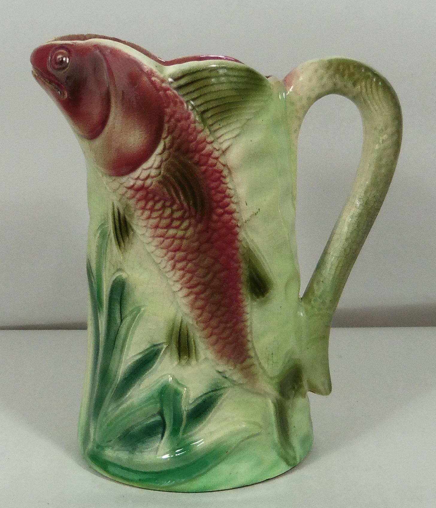 Pichet en majolique française avec grand poisson, plantes aquatiques, anse en forme de poisson, vers 1920.