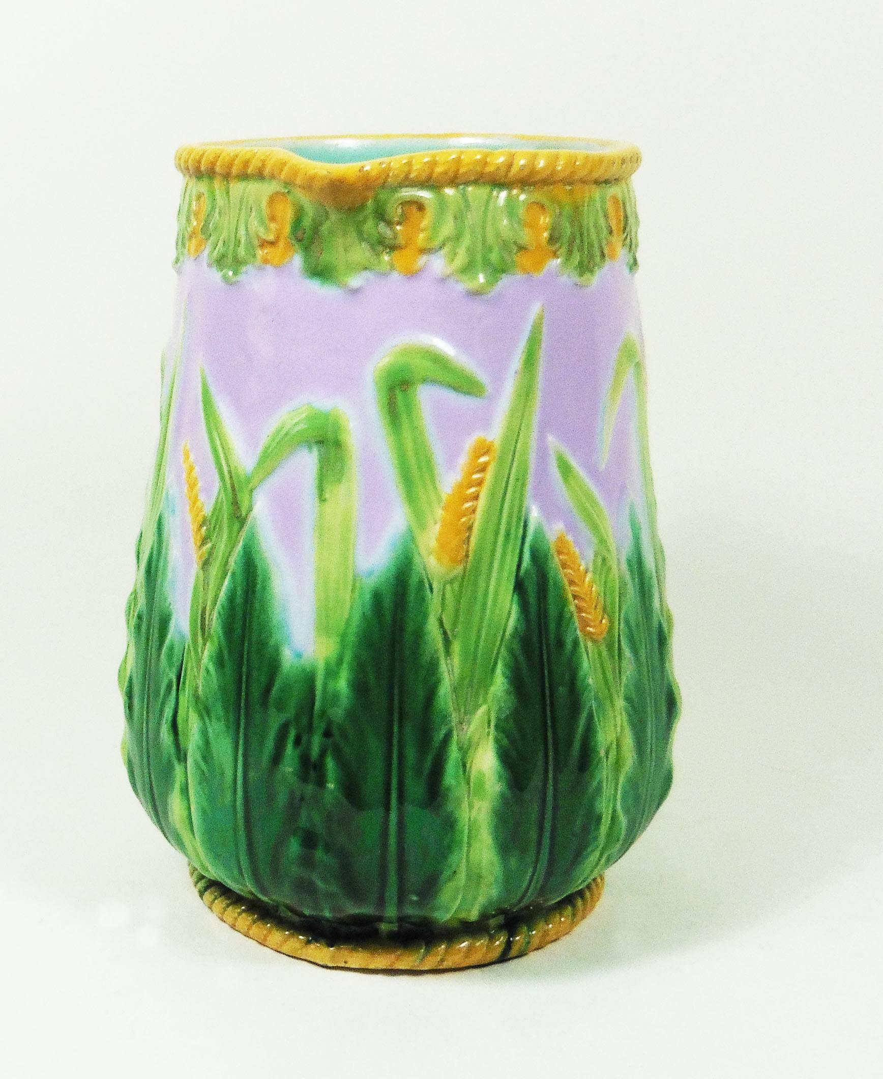 A Victorian Majolica wheat pattern pitcher jug attributed to George Jones, pattern n°1806.
The composition show large green leaves mixed with wheat on a pink lilac background.
A second smaller pitcher is available.
Reference / Page 42 