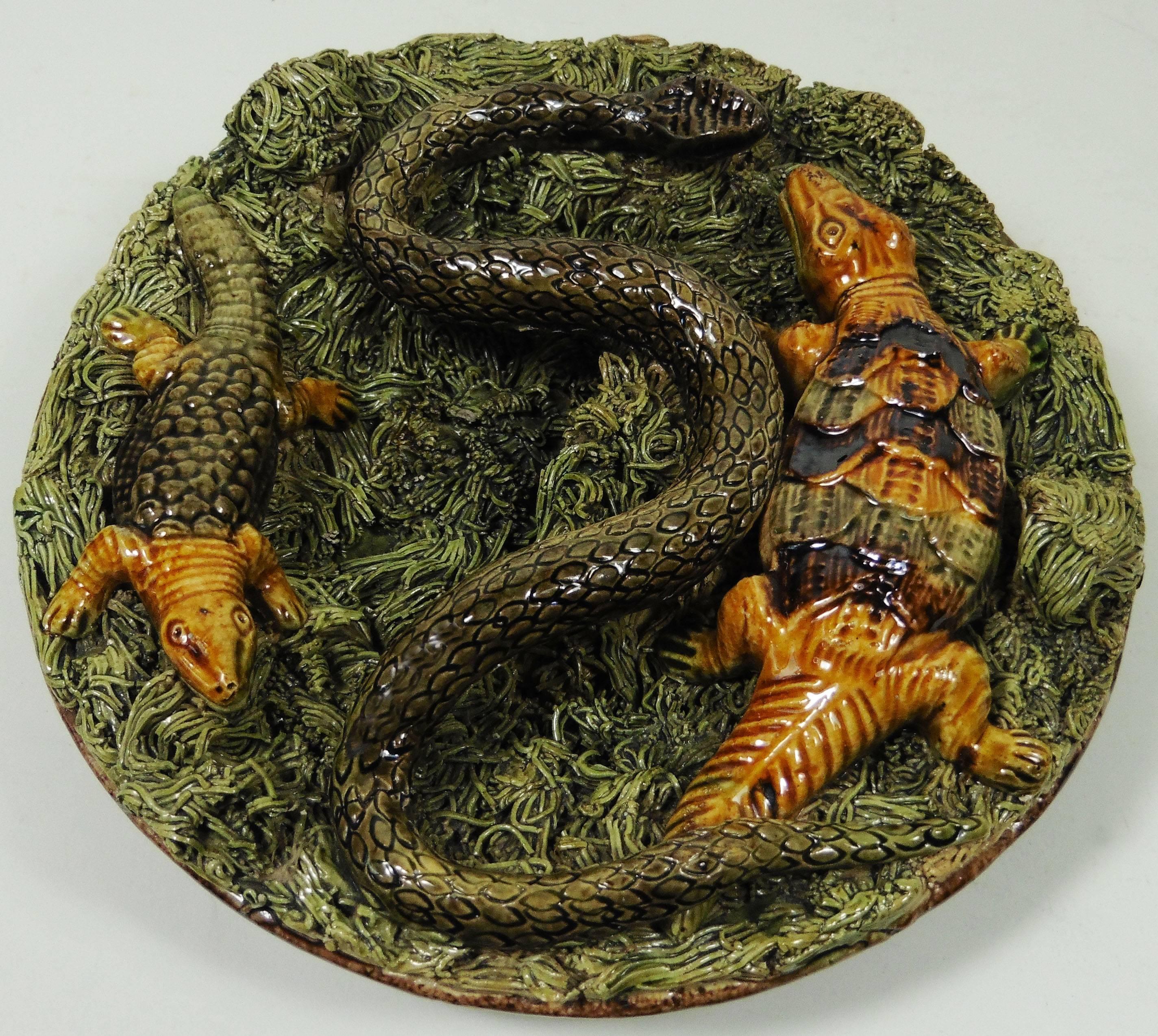 Small Portuguese Palissy wall platter with crocodile, lizard and snake on a green moss signed Manuel Mafra Caldas da Rainha, circa 1890.