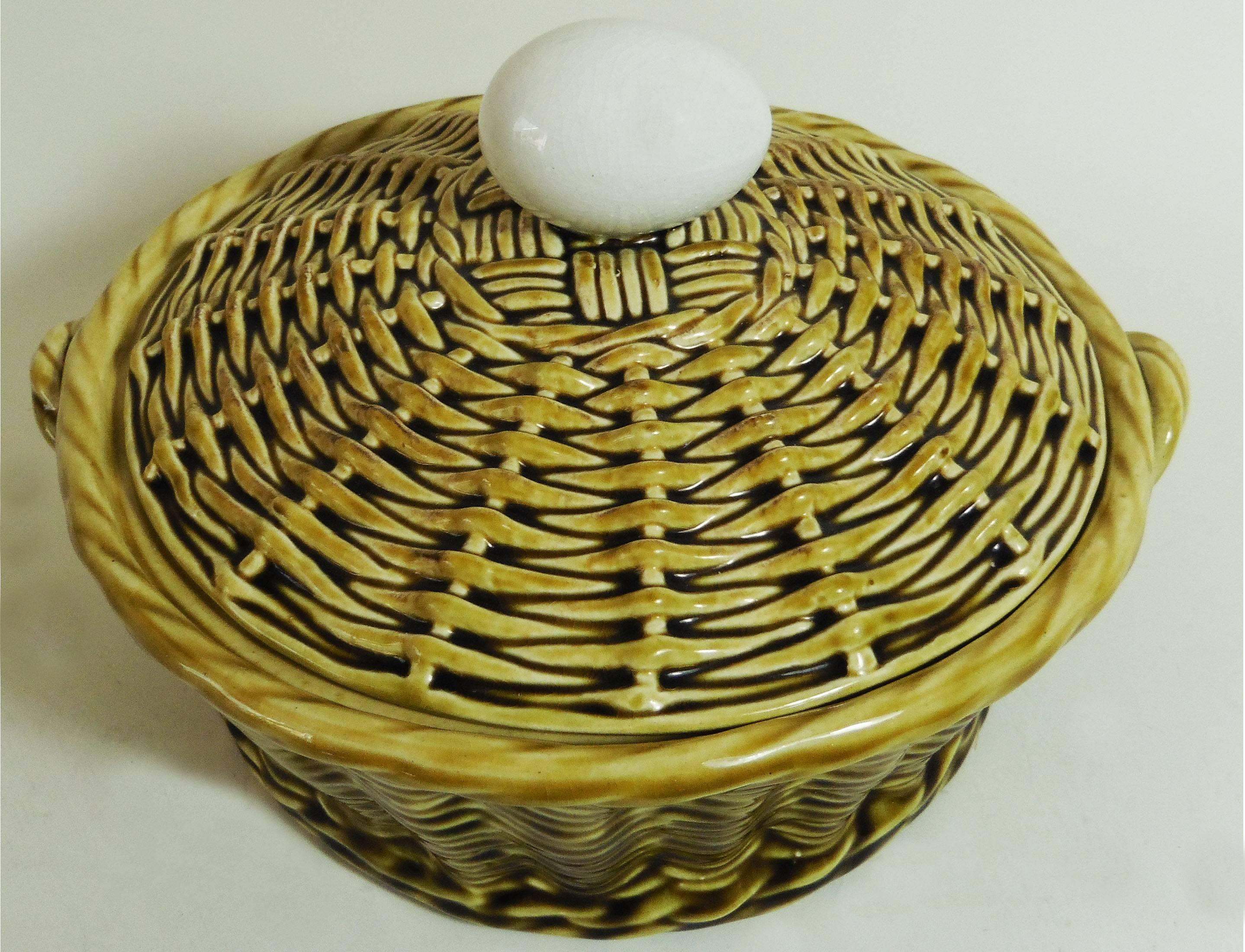 Majolica Trompe l'oeil basket with egg handle signed Sarreguemines, circa 1920.
This basket is the largest model, the piece exist in smaller size.