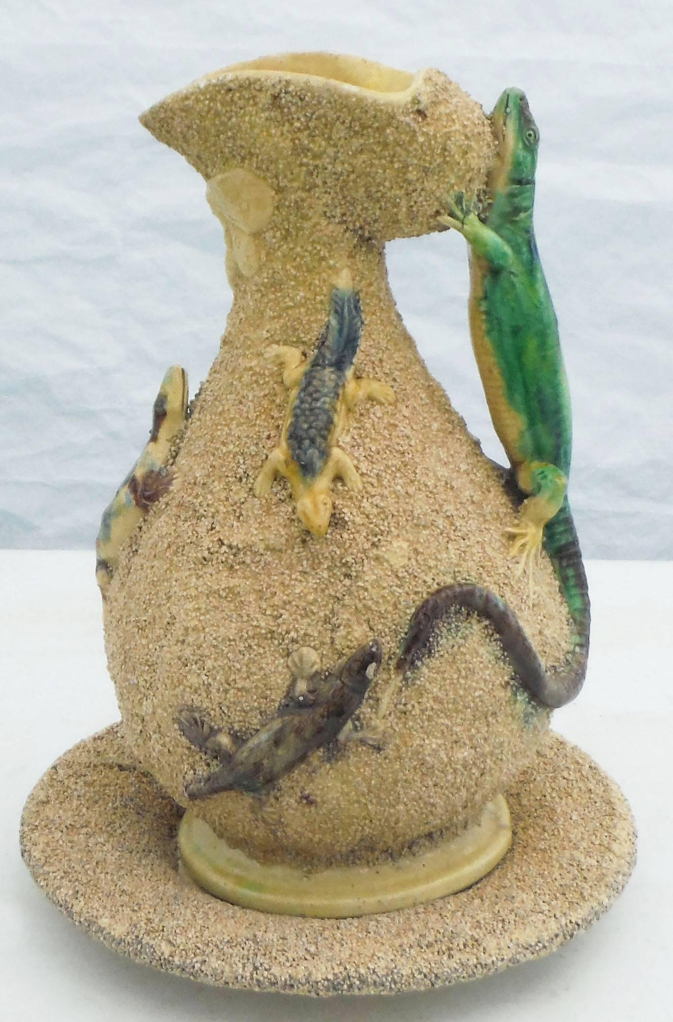 Unusual Portuguese Palissy ewer signed Manuel Mafra Caldas Da Rainha with his underplate.
A sand background with a large lizard handle decorated with a turtle, differents species of lizards and a monochrom butterfly.