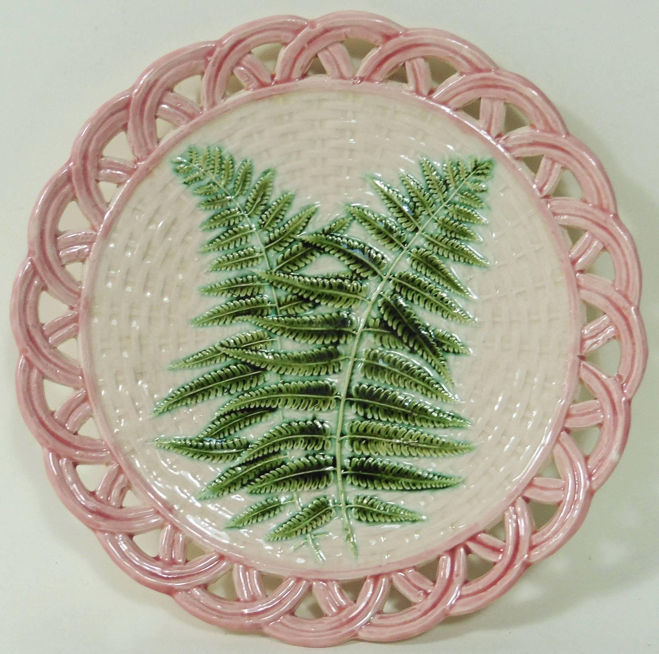 French 19th Majolica reticulated plate signed Sarreguemines.
Decorated with larges ferns on a beige basketweave background, delicate pink reticulated border.
