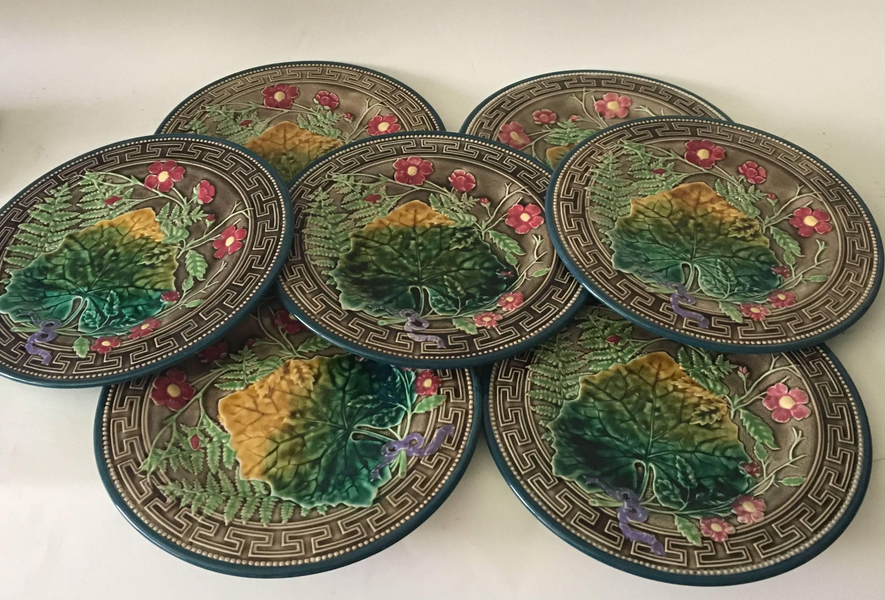 Stunning colors for this Majolica plates signed Choisy le roi, circa 1890.
Decorated with leaves, ferns, pink flowers and Greek border.