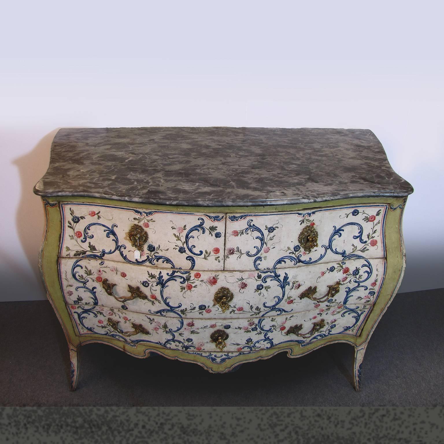 A Genoese bombe chest of drawers in finely painted poplar wood.
The case with four drawers, two large ones at the bottom and two small ones at the top, is decorated with a serpentine on the front and it is surmounted by a grey marble top “Grigio