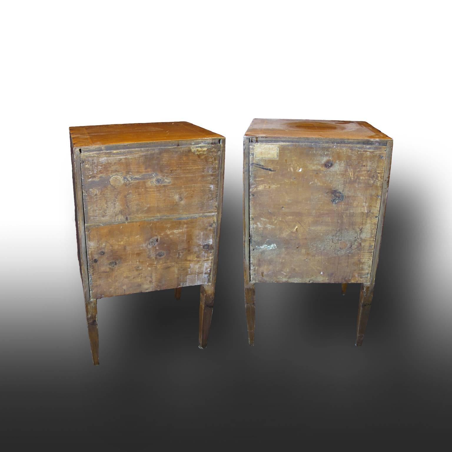 Italian Tuscan 18th Century Walnut Bedside Tables with Inlay in Olive and Cherrywood