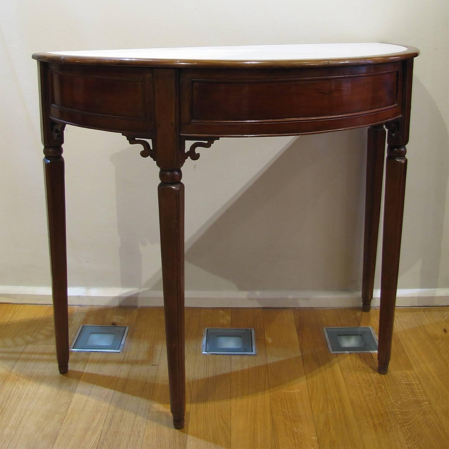 Two Italian Mid-19th Century Side Tables in Mahogany Wood with White Marble Top In Good Condition For Sale In Firenze, IT