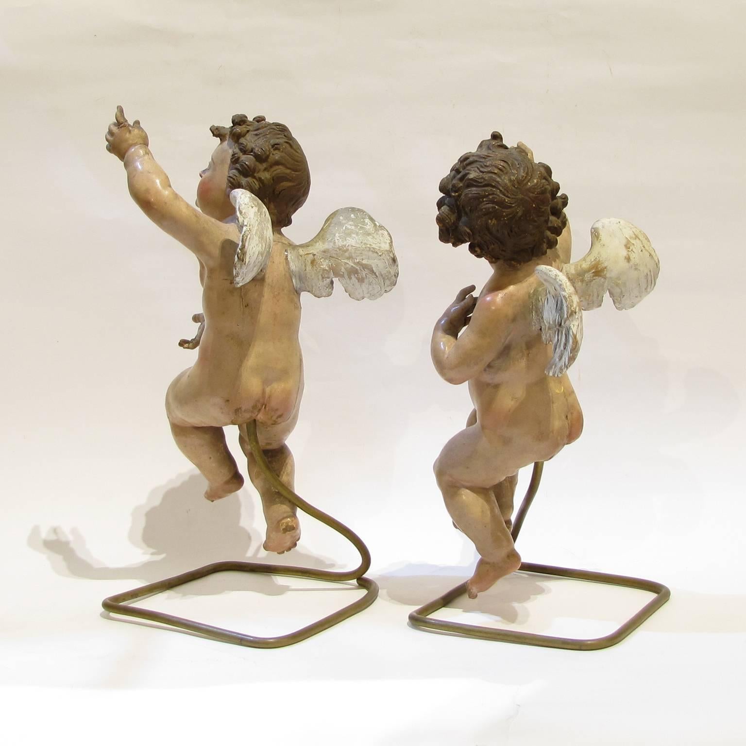 Two Early 18th Century Neapolitan Polychrome Terracotta Angels In Good Condition In Firenze, IT