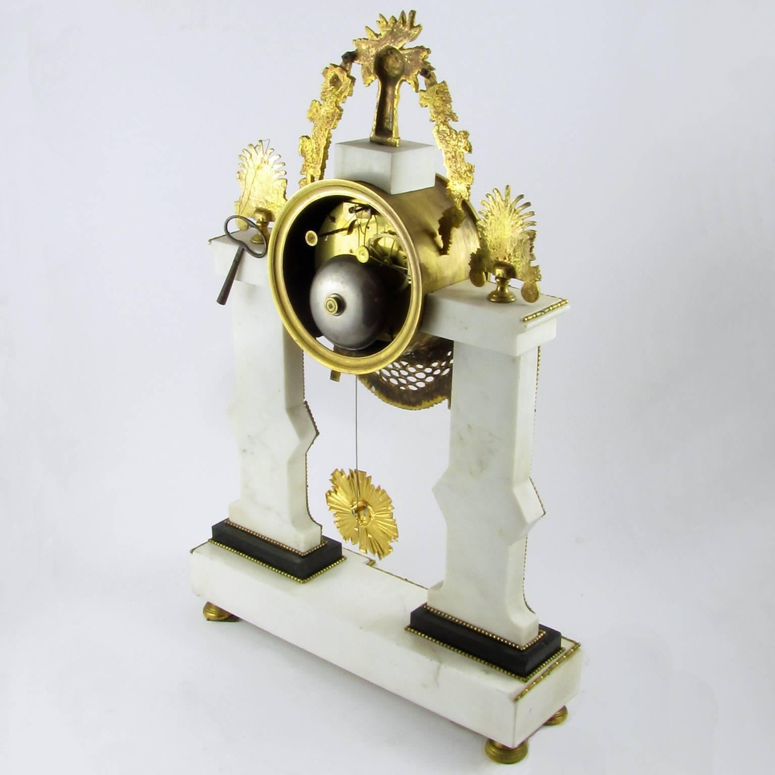 Late-18th Century French Louis XVI White Marble and Ormolu Gilt Mantel Clock For Sale 1