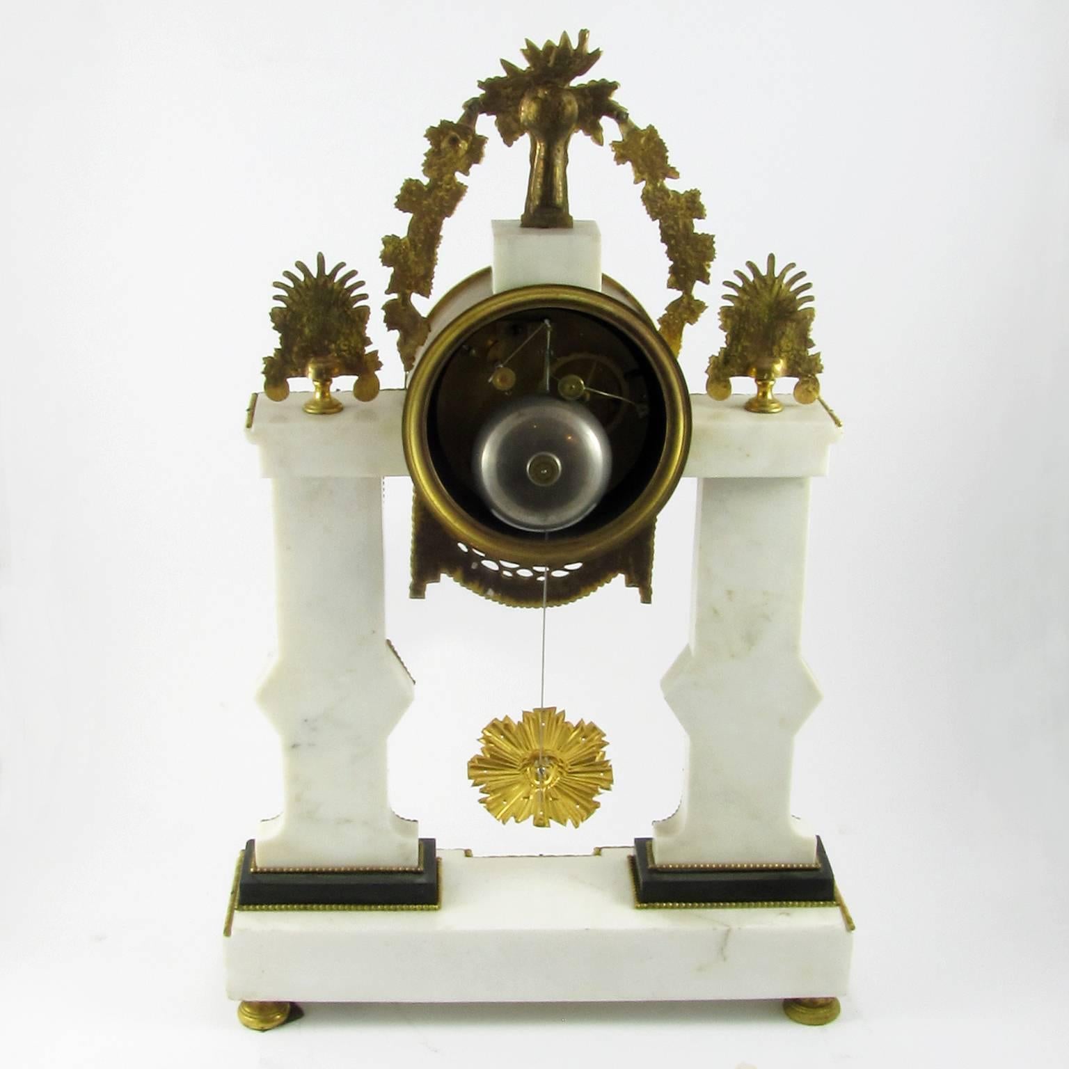 Late-18th Century French Louis XVI White Marble and Ormolu Gilt Mantel Clock For Sale 2