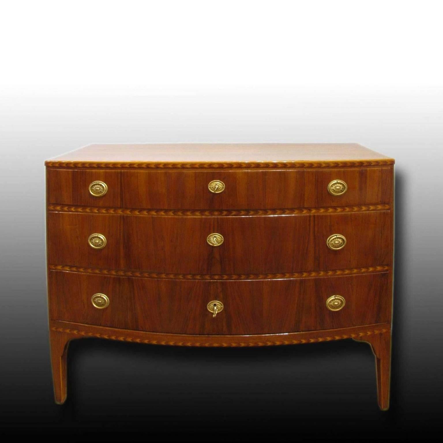 A beautiful Italian chest of drawers in solid walnut with inlays in walnut and fillets in rosewood and palisander.
Shaped front, with three drawers.
Venetia, end of the 18th century.