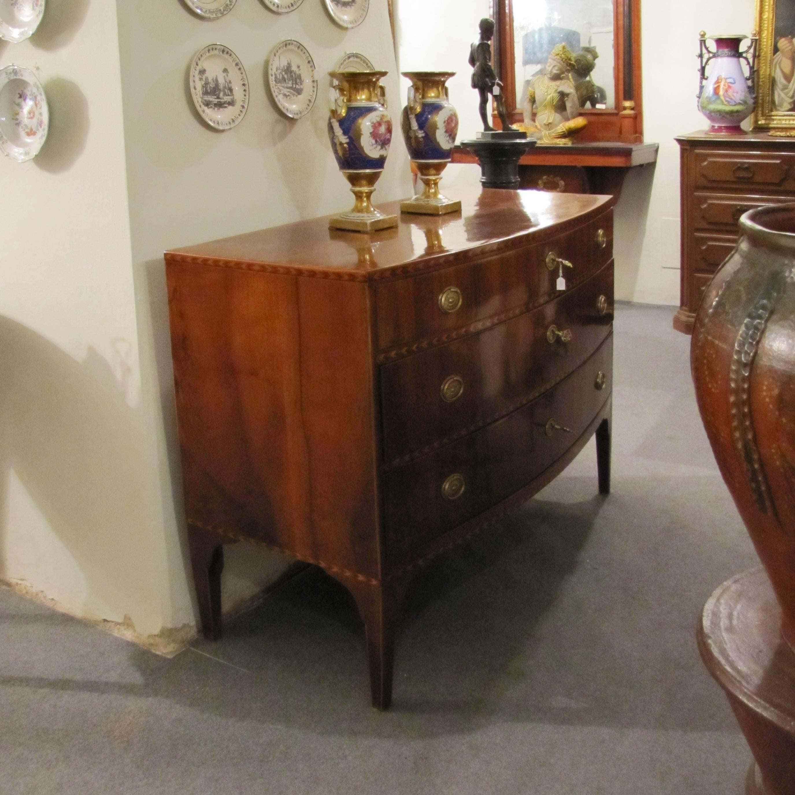 Italian Late 18th Century Luigi XVI Chest of Drawers in Solid Walnut with Inlays In Good Condition In Firenze, IT