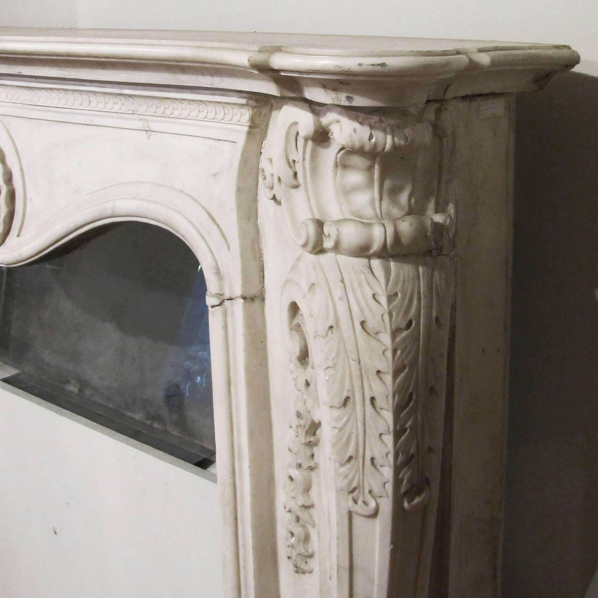 Italian 19th Century White Carrara Marble Louis XV Fireplace In Good Condition In Firenze, IT