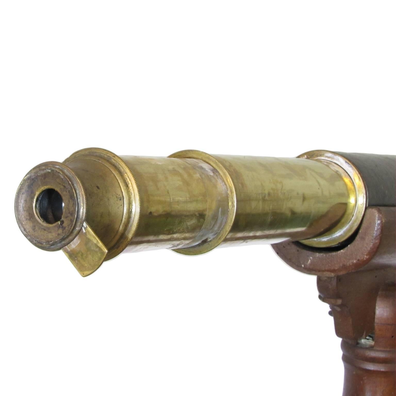English 19th Century Astronomical Telescope in Brass on Wooden Tripod In Good Condition In Firenze, IT