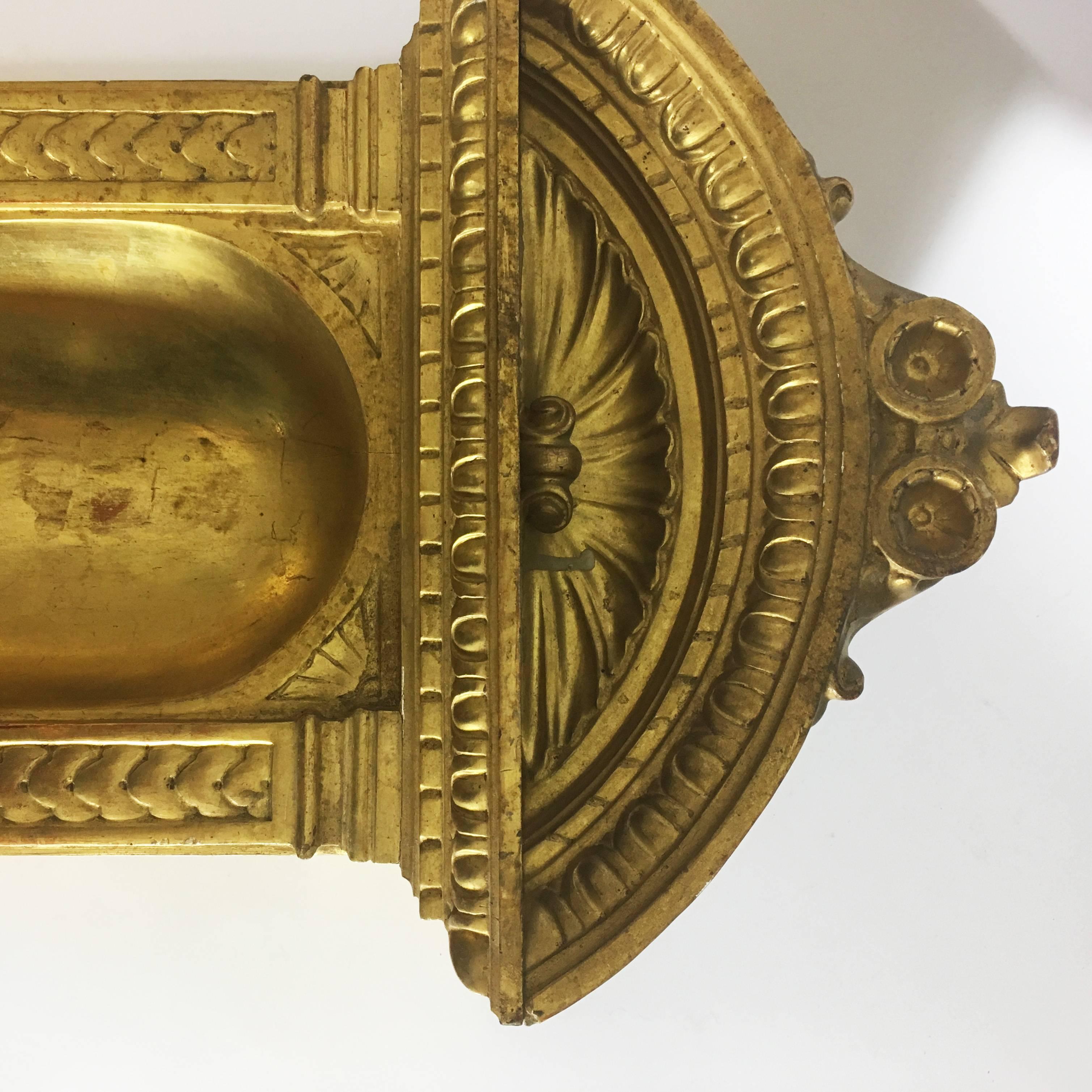 A stunning mid-19th century architectural niche in beautifully carved gilt wood. A magnificent construction in wood, perfect to display a special piece of art as a sculpture. Florentine manufactory, circa 1850.