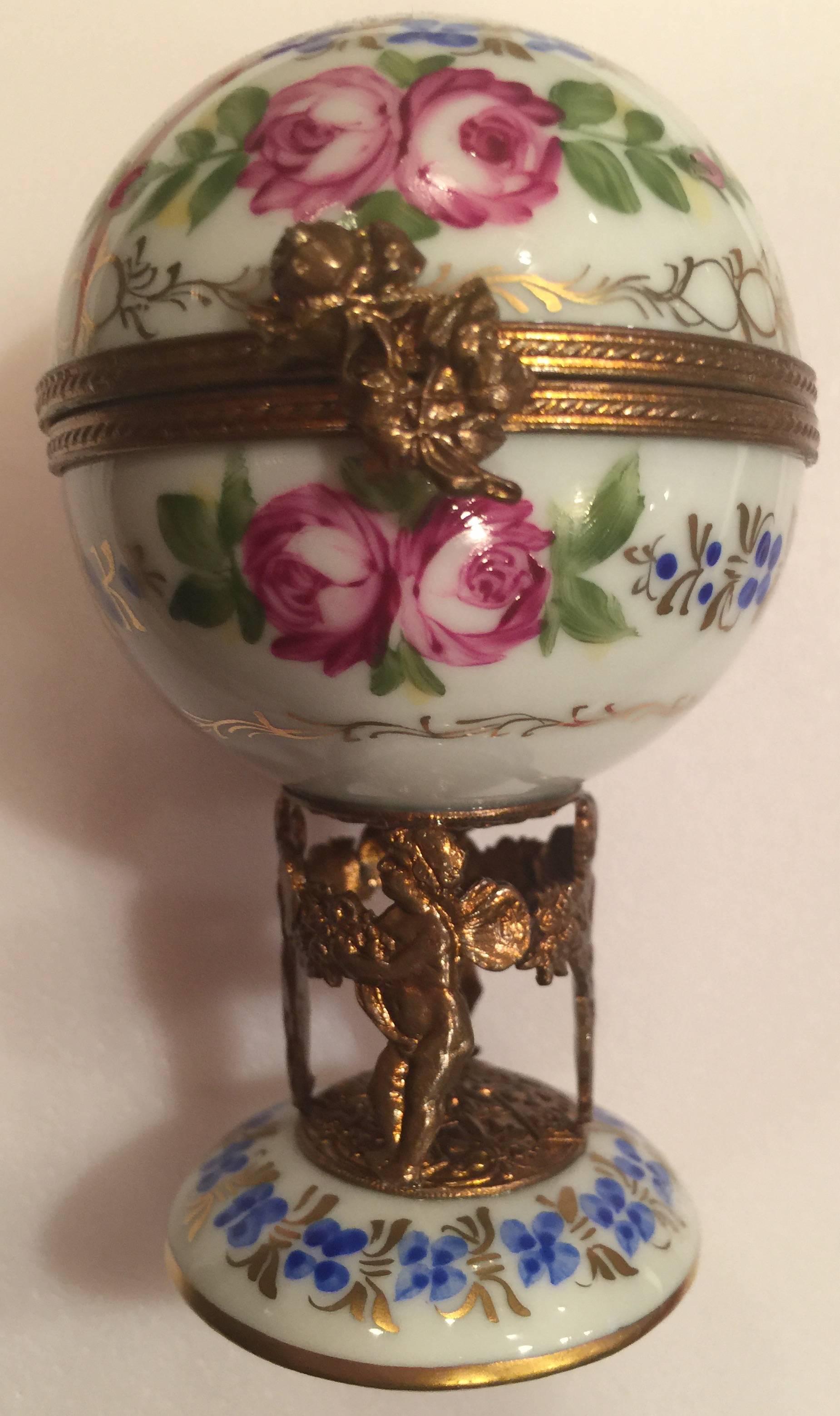 French Limoge Peint Main Trinket Egg In Good Condition In Washington Crossing, PA