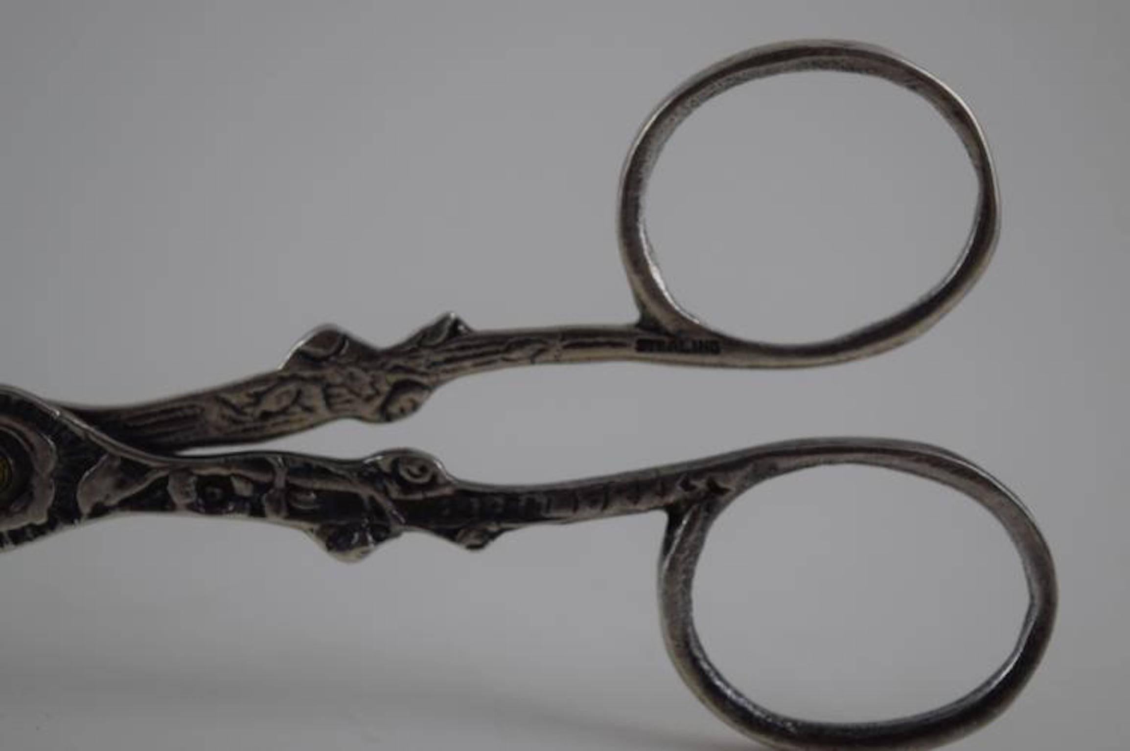 Sterling silver repousse' asparagus serving tongs
Beautiful Griffin tongs. Measures 8" (20.3cm) long x 2 1/2" (6.3cm) wide. Weighs 76.8g. (2.5 ounces troy).