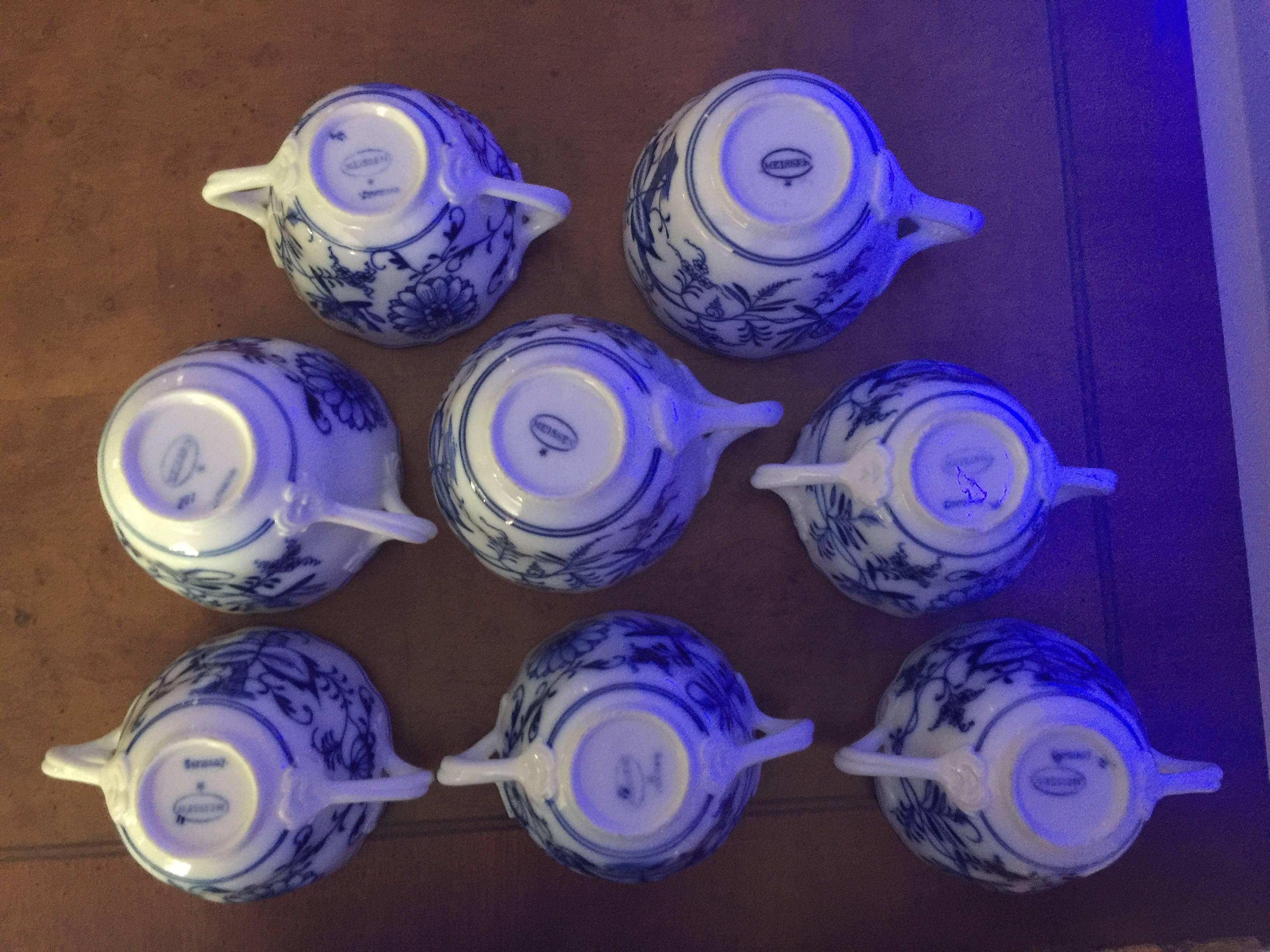 Set aus acht blauen Zwiebelschalen und Untertassen aus Meissen im Angebot 3