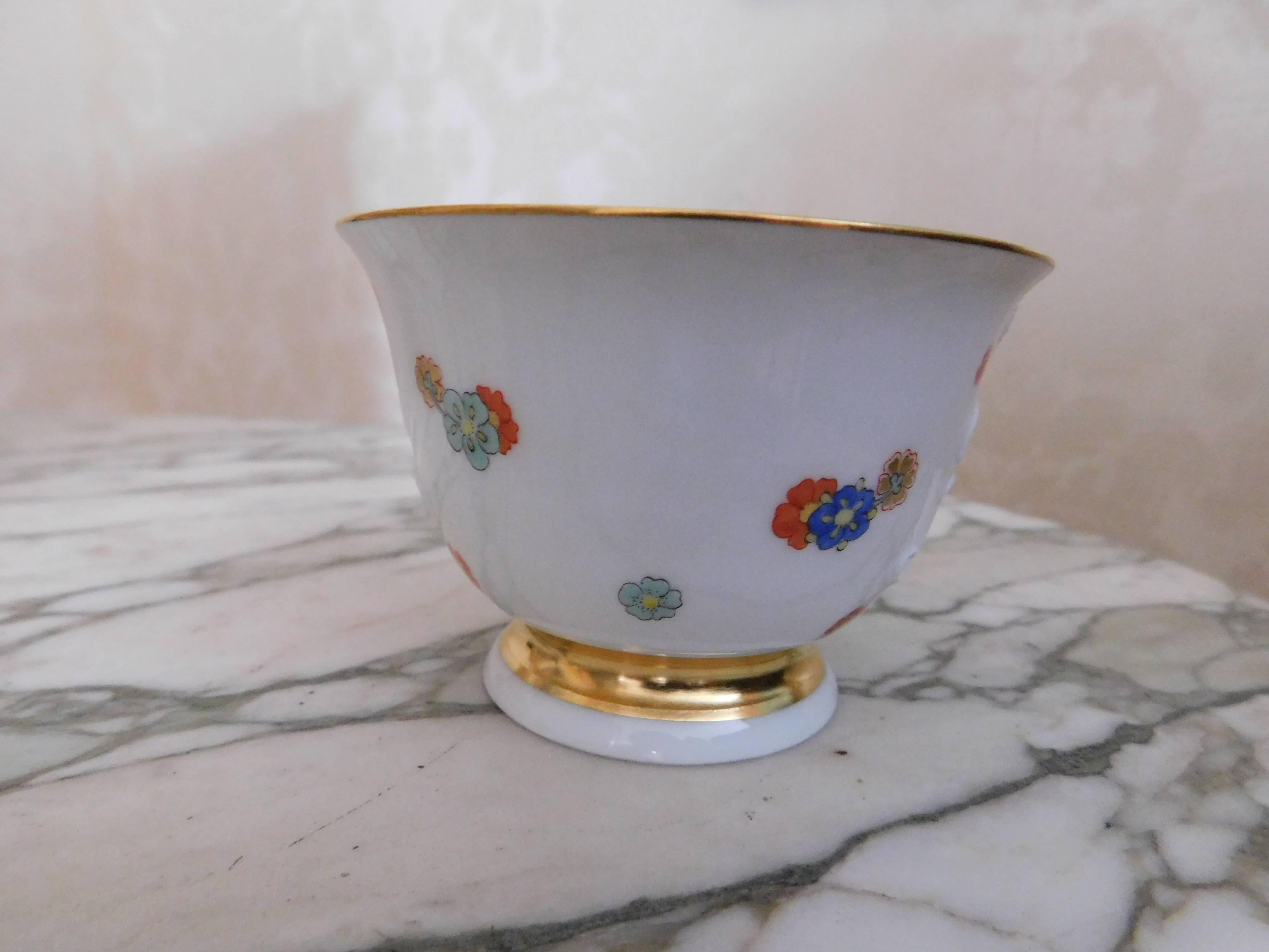 Meissen Porcelain Augustus Rex Kakiemon cup and saucer Porzellan Tasse
Beautiful white with floral design and gold gilding.
Measurements in inches:
Saucer 5.38 D x 1 H
Cup 3.25 D x 2.25 H.
 
