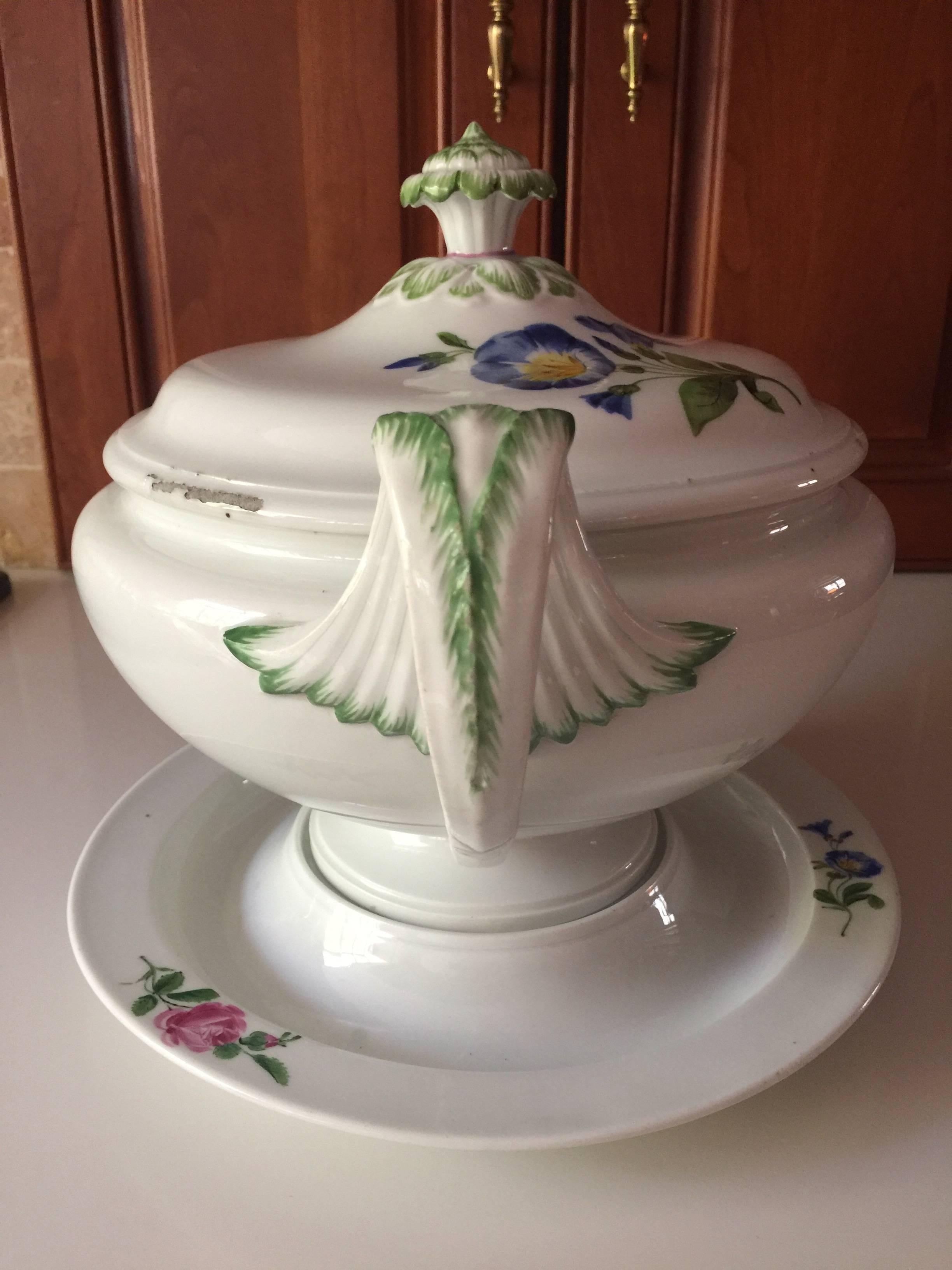 German 19th Century Large Meissen Hand-Painted Tureen on Stand For Sale