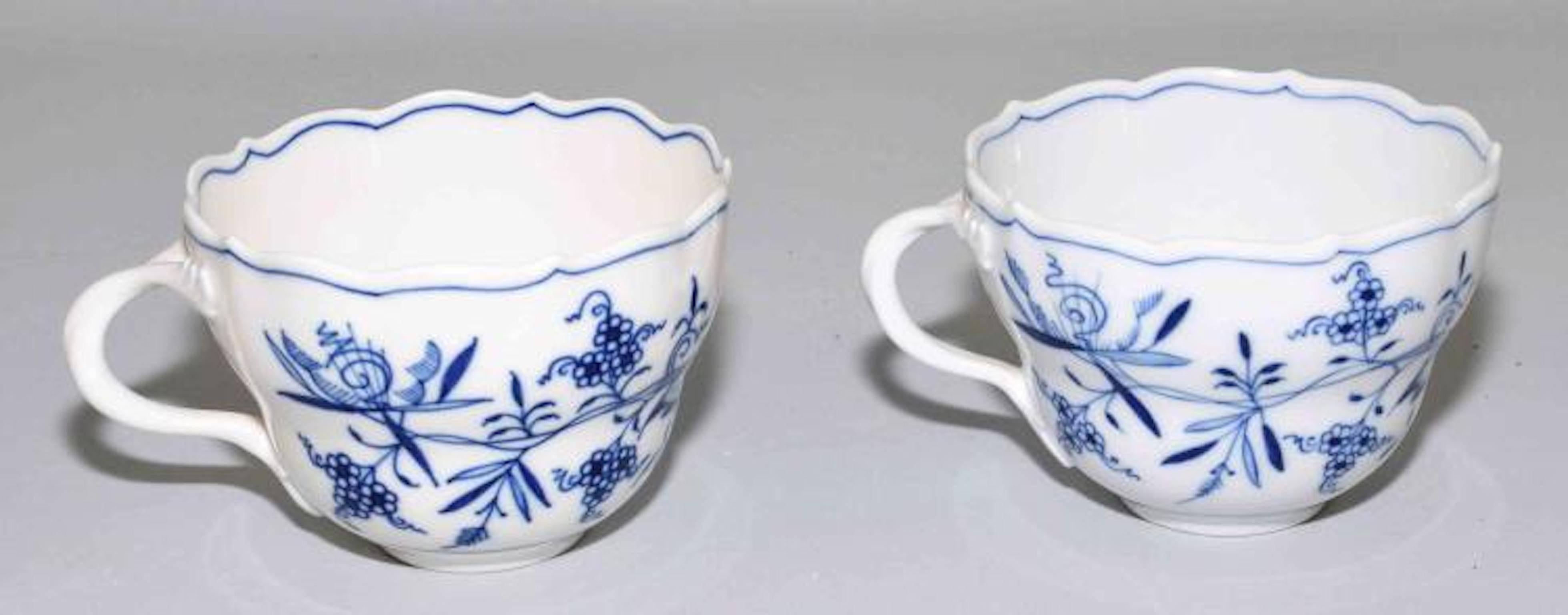 Meissen Porcelain Blue Onion Cups and Saucers, Set of Two In Good Condition For Sale In Washington Crossing, PA