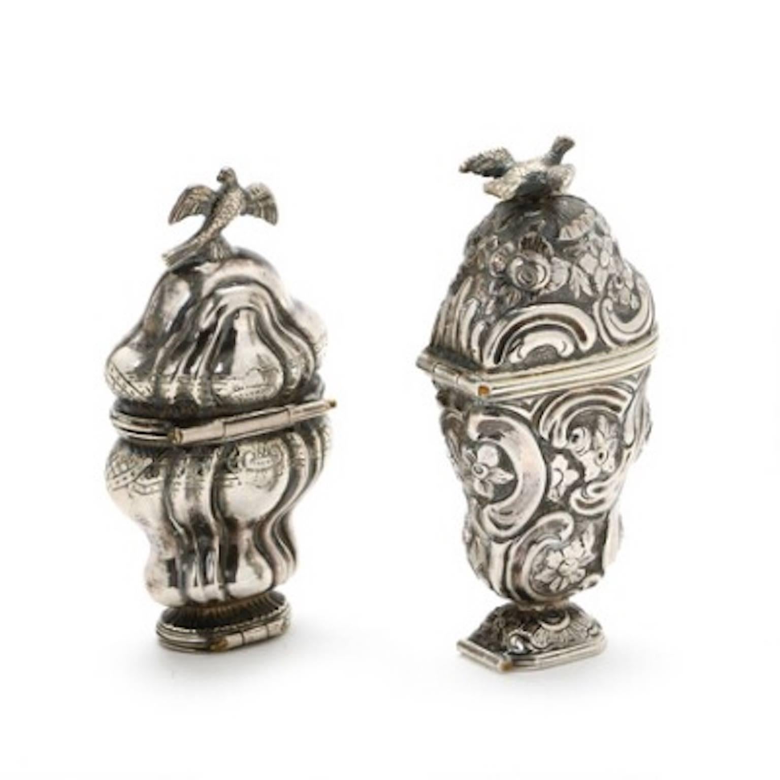 Two Rococo silver vinaigrettes, lids adorned with birds, 18th century. Measures: H 7 and 8 cm. (2)