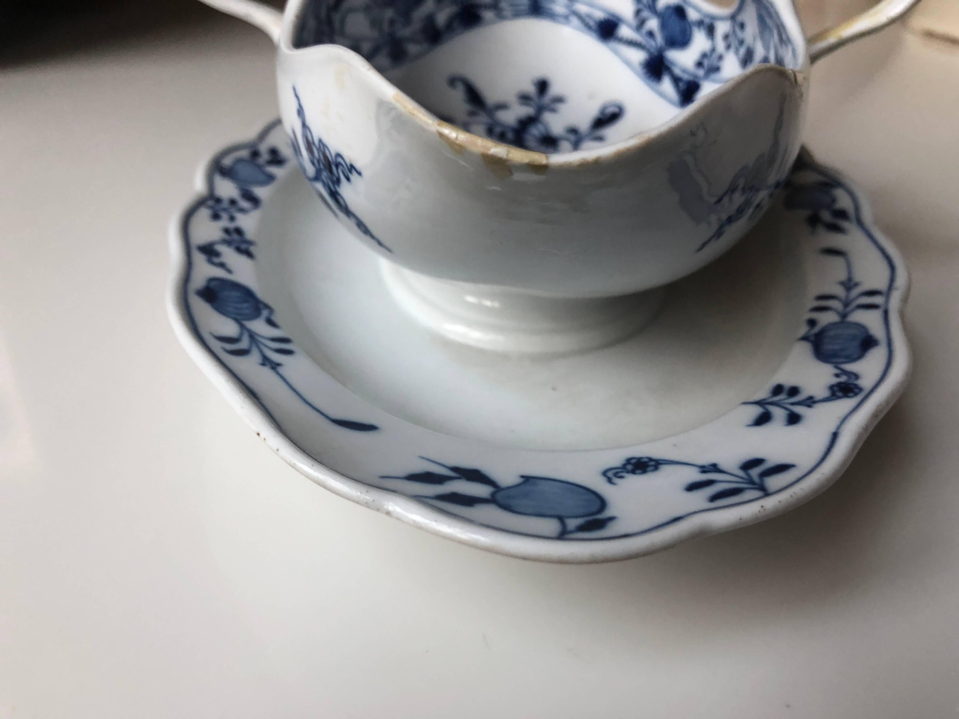 Late 19th Century Meissen Porcelain Blue Onion Gravy Dish For Sale 4