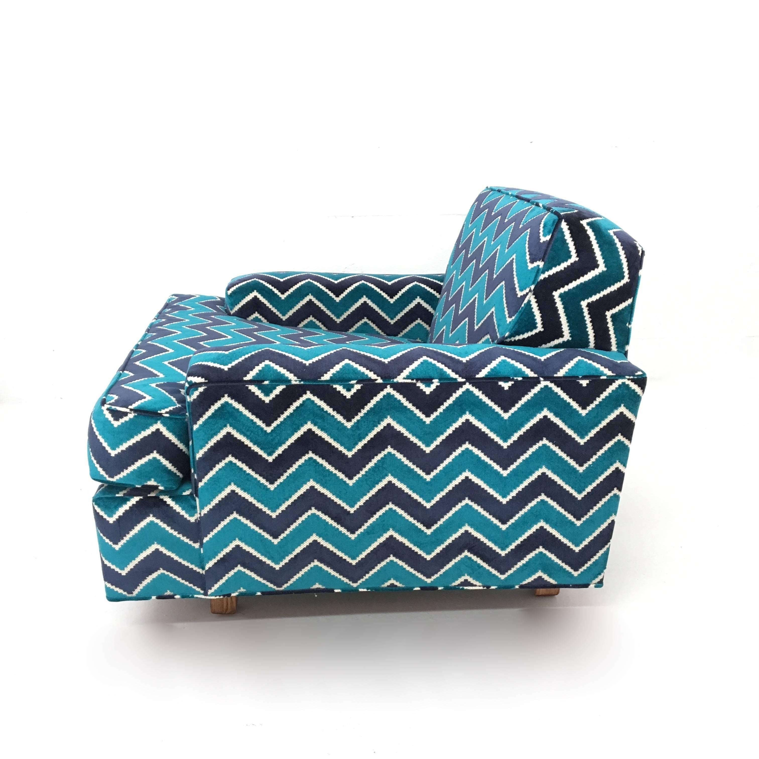 Mid-Century Modern Zig Zag Lounge Chair Newly Upholstered In Excellent Condition For Sale In New Hyde Park, NY