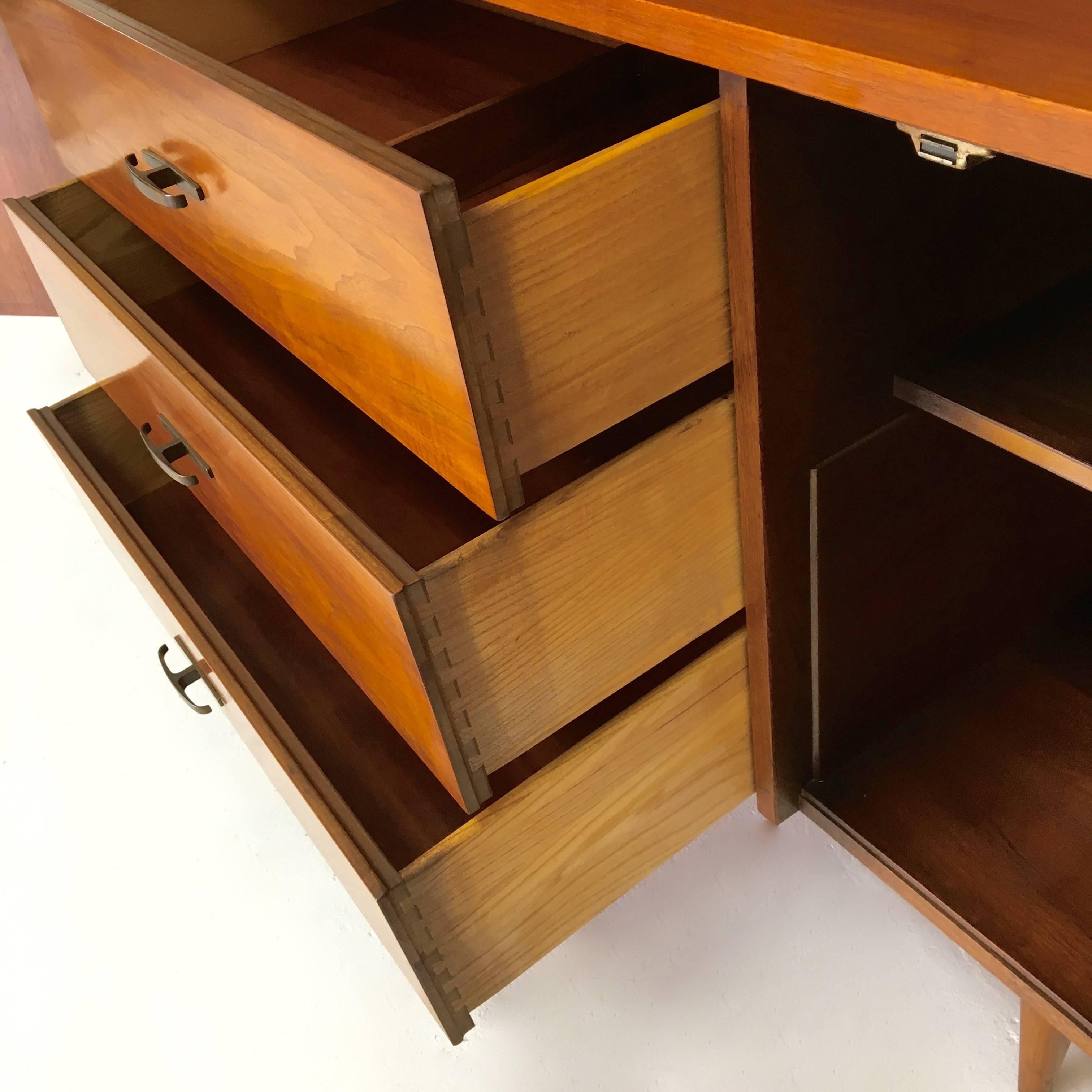 Mid-Century Modern Sideboard and Hutch in the Brasilia Style In Good Condition In New Hyde Park, NY