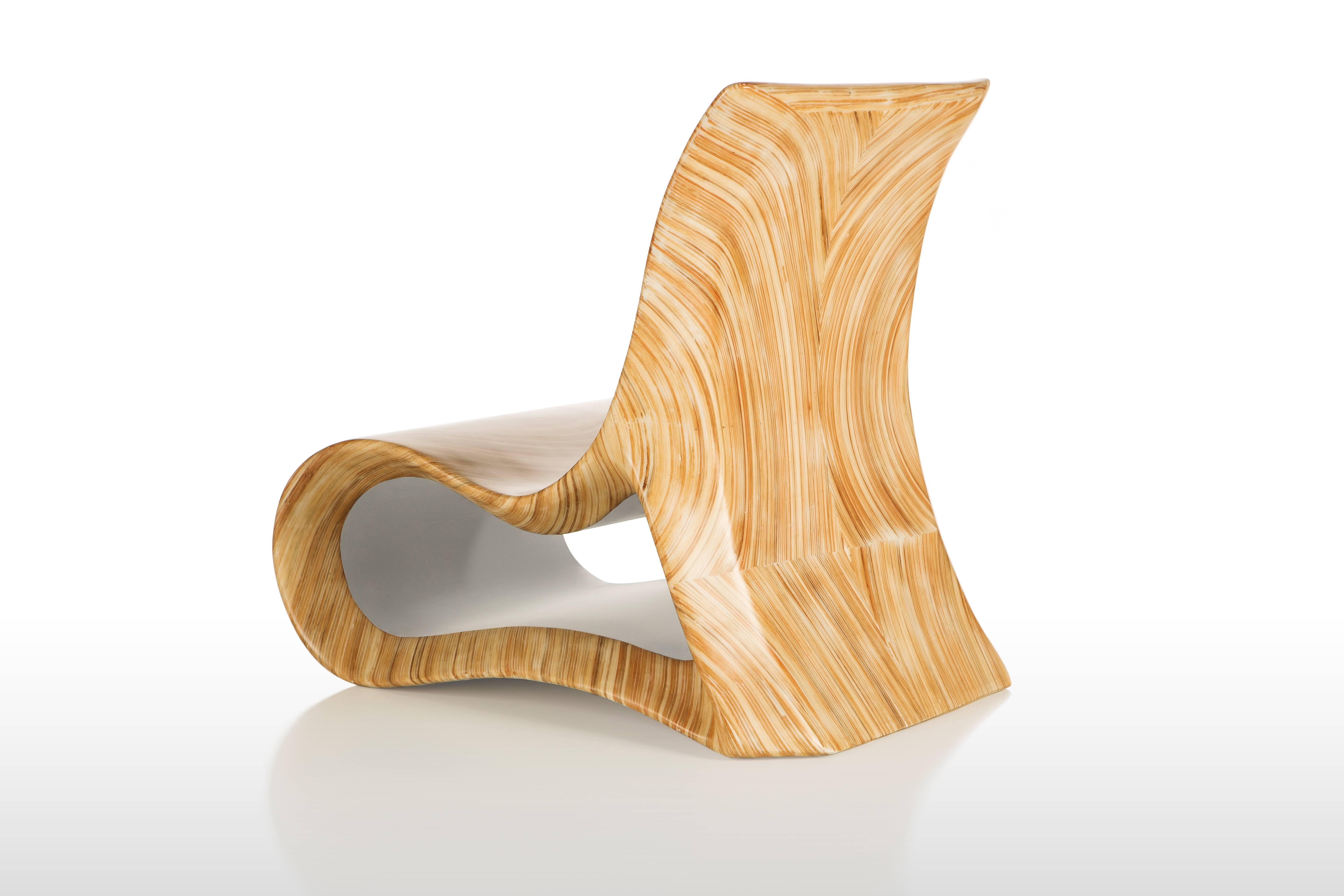 The Altoum single seater is a mesmerizing piece of furniture, with its meandering curves and seemingly endless tree rings. The shape of this seat takes inspiration from Op Art whilst the sophisticated wood inlay finish breathes life into it.