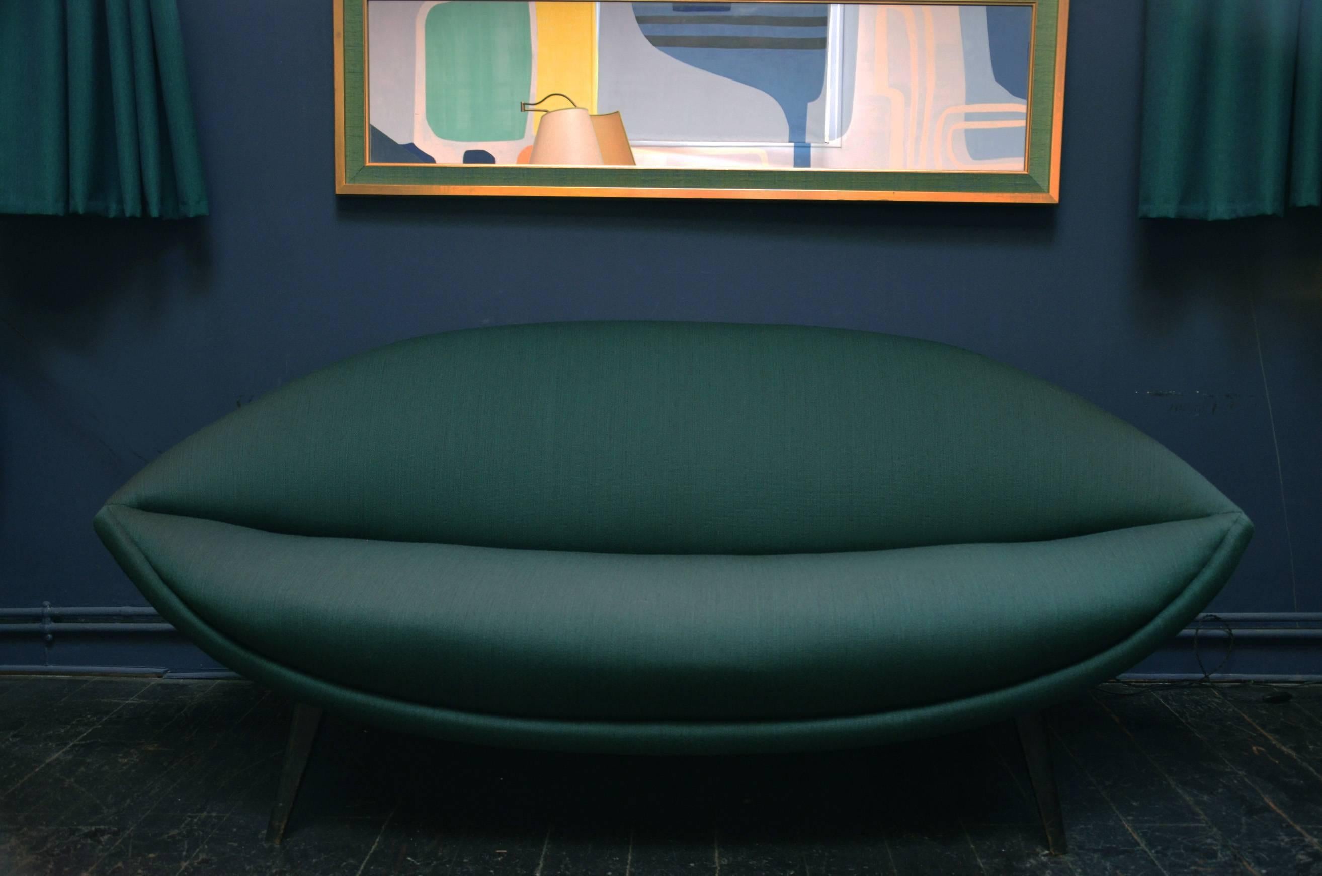 Exceptional free-form sculptural sofa by Sweden designer Folke Jansson.
Very rare seen sofa with exceptional design in perfect vintage condition.
Re-upholstered with handmade seams in a woven wool fabric by Kvadrat in a a deep green color.
Wooden