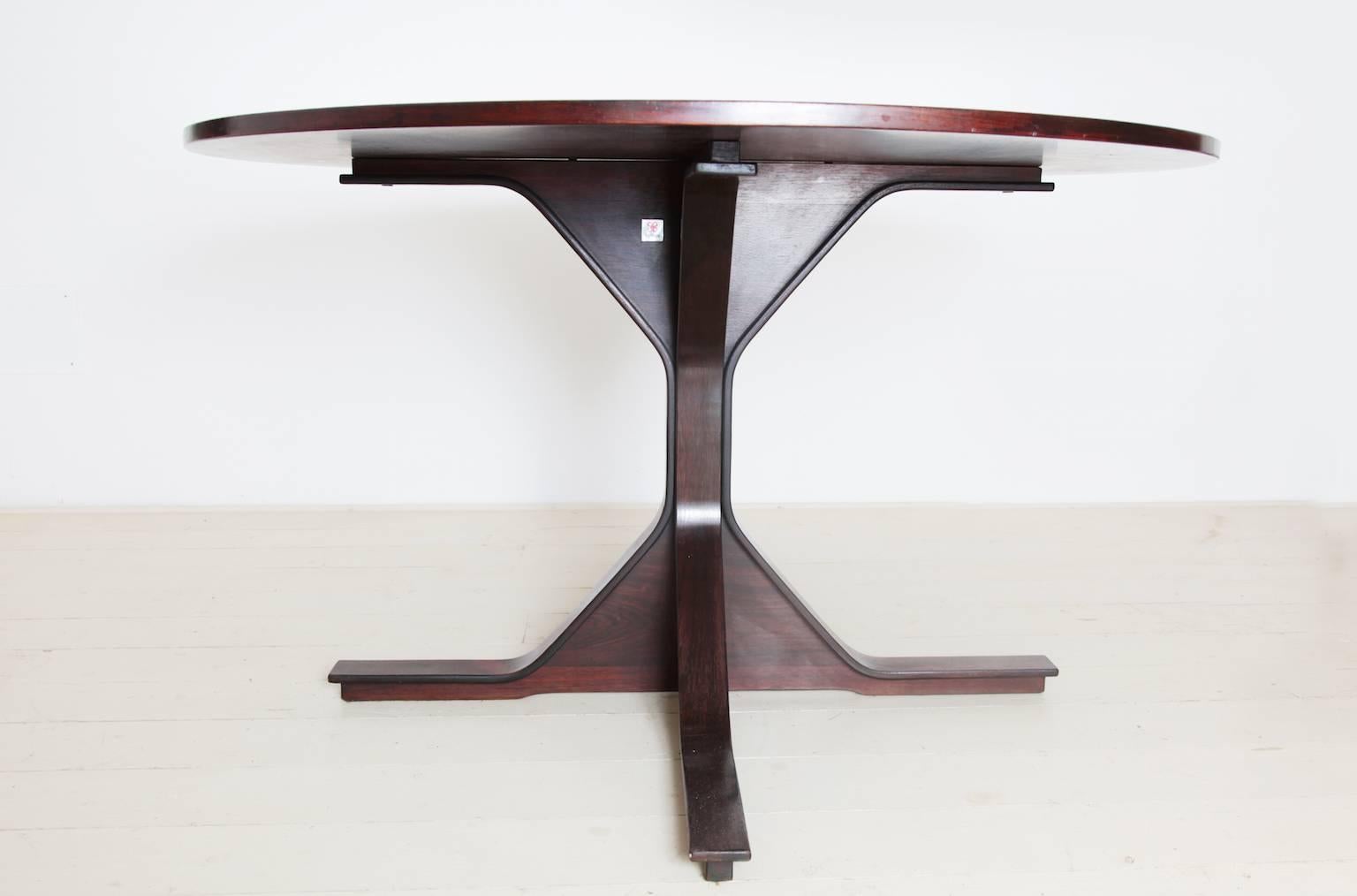 Incredible Gianfranco Frattini dining table 522, manufactured by Bernini, in rosewood Jacaranda.